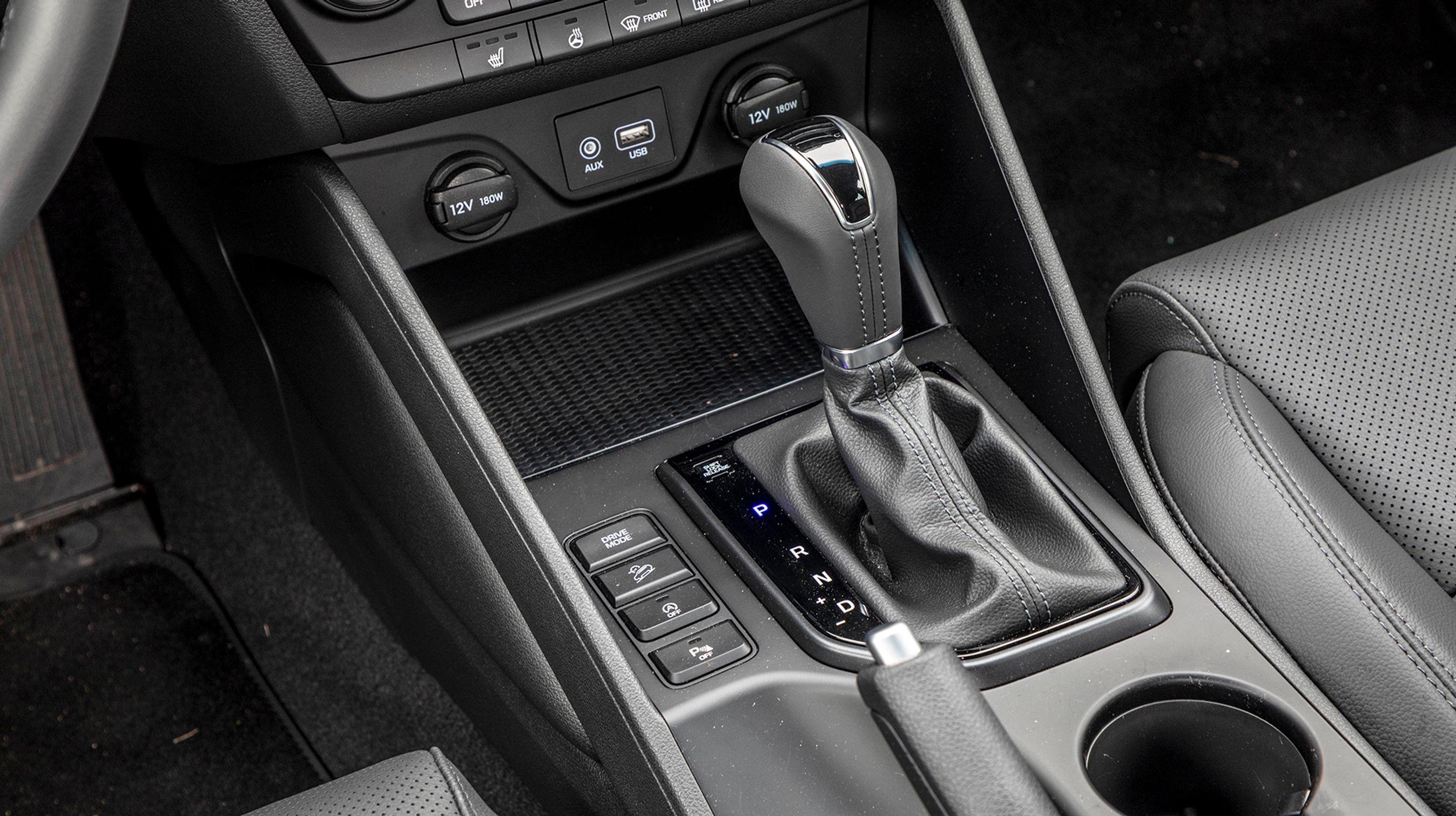 Gearvælgeren til automatgearet er af den klassiske type, der skal sættes i ’P’ efter endt køretur. Gearkassen er en syvtrins dobbeltkoblingstype, der hos Hyundai hedder DCT.