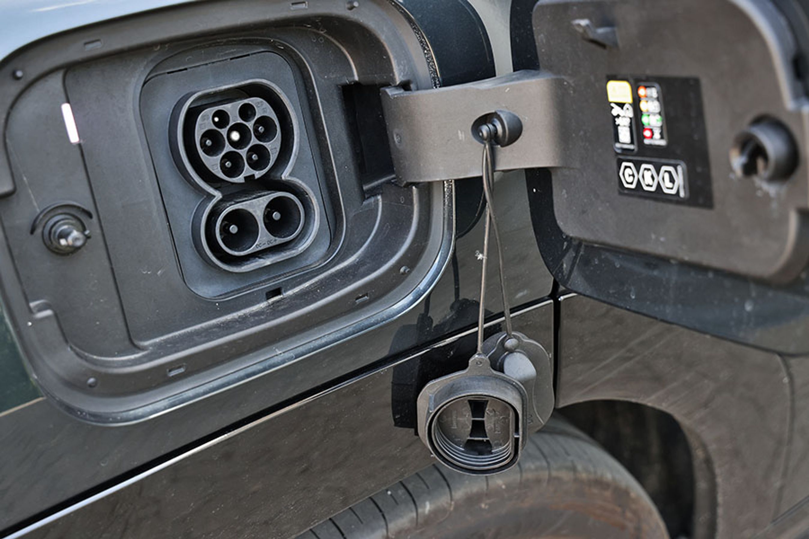 Ladestikket er placeret ved højre baghjul. Hjemme kan bilen oplades med 11 kW fra tre faser, og på farten kan bilen DC-oplades med op til 95 kW. Dermed tager det lidt over en halv time at oplade bilen fra 10 til 80 procent.