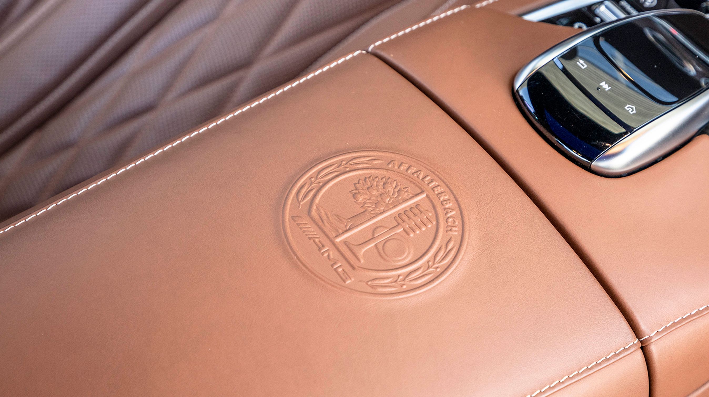 Midterarmlænet (der har indbygget varme) er præget med det store AMG-logo.