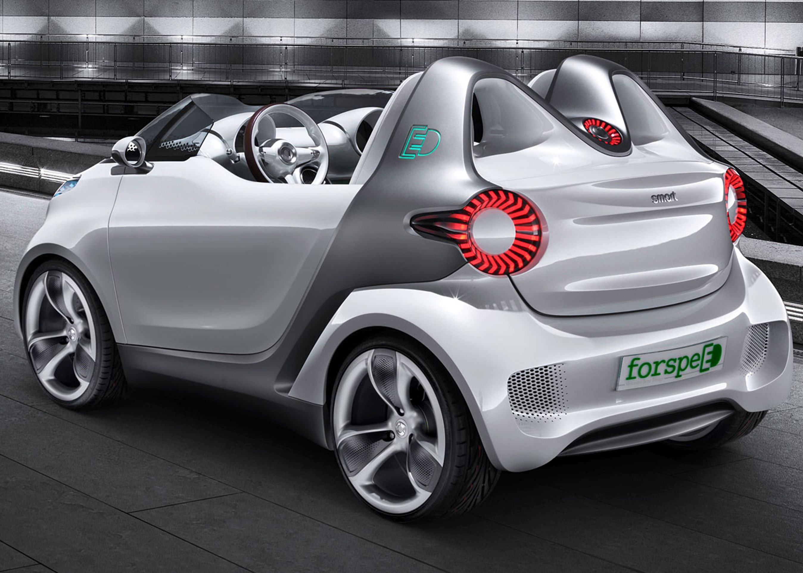 Smart Forspeed er en åben, topersoners bil. Baglygterne er med LED-teknik.