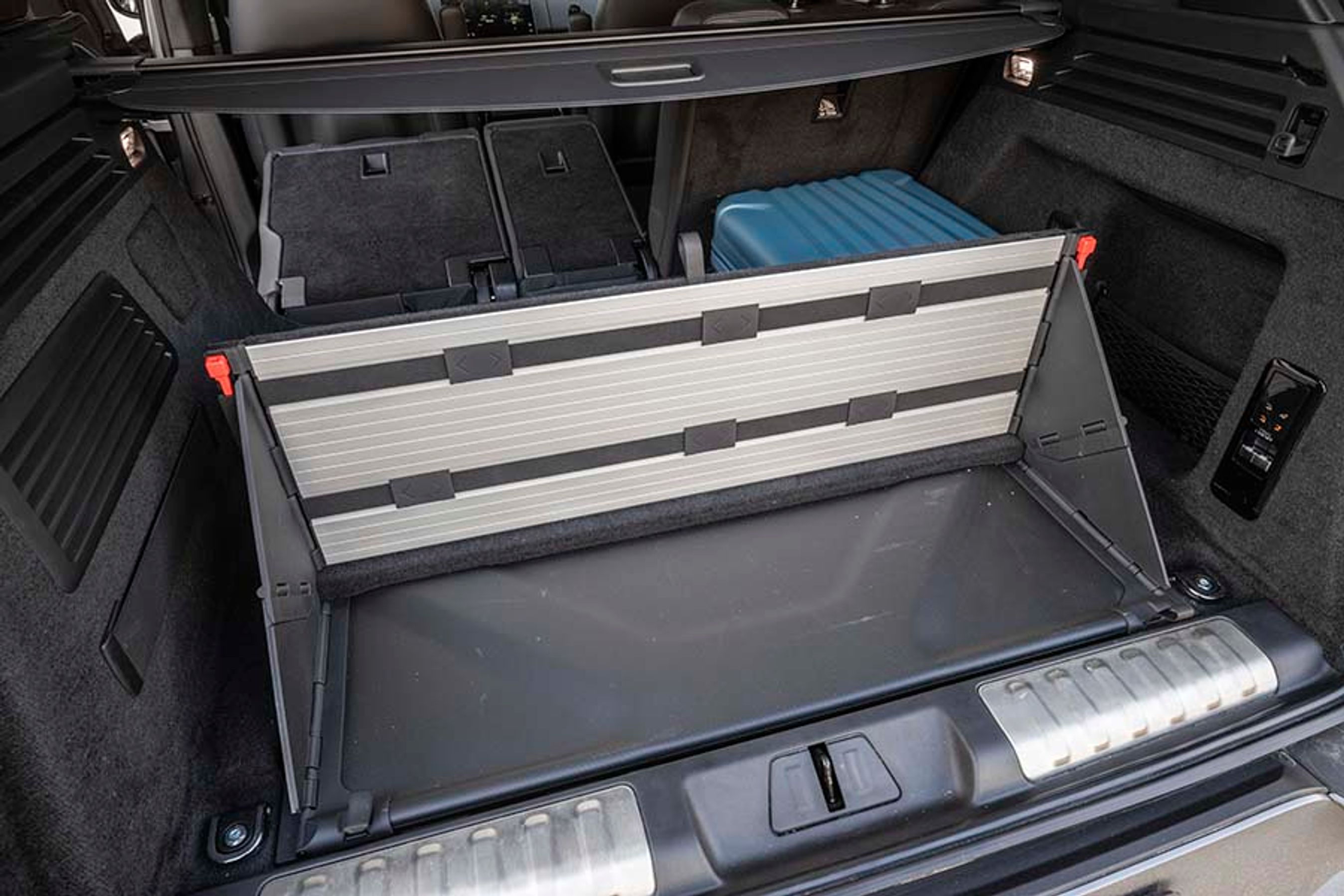 I bagagerummet kan en smart poseholder foldes ud, så man kan have styr på indkøbene.