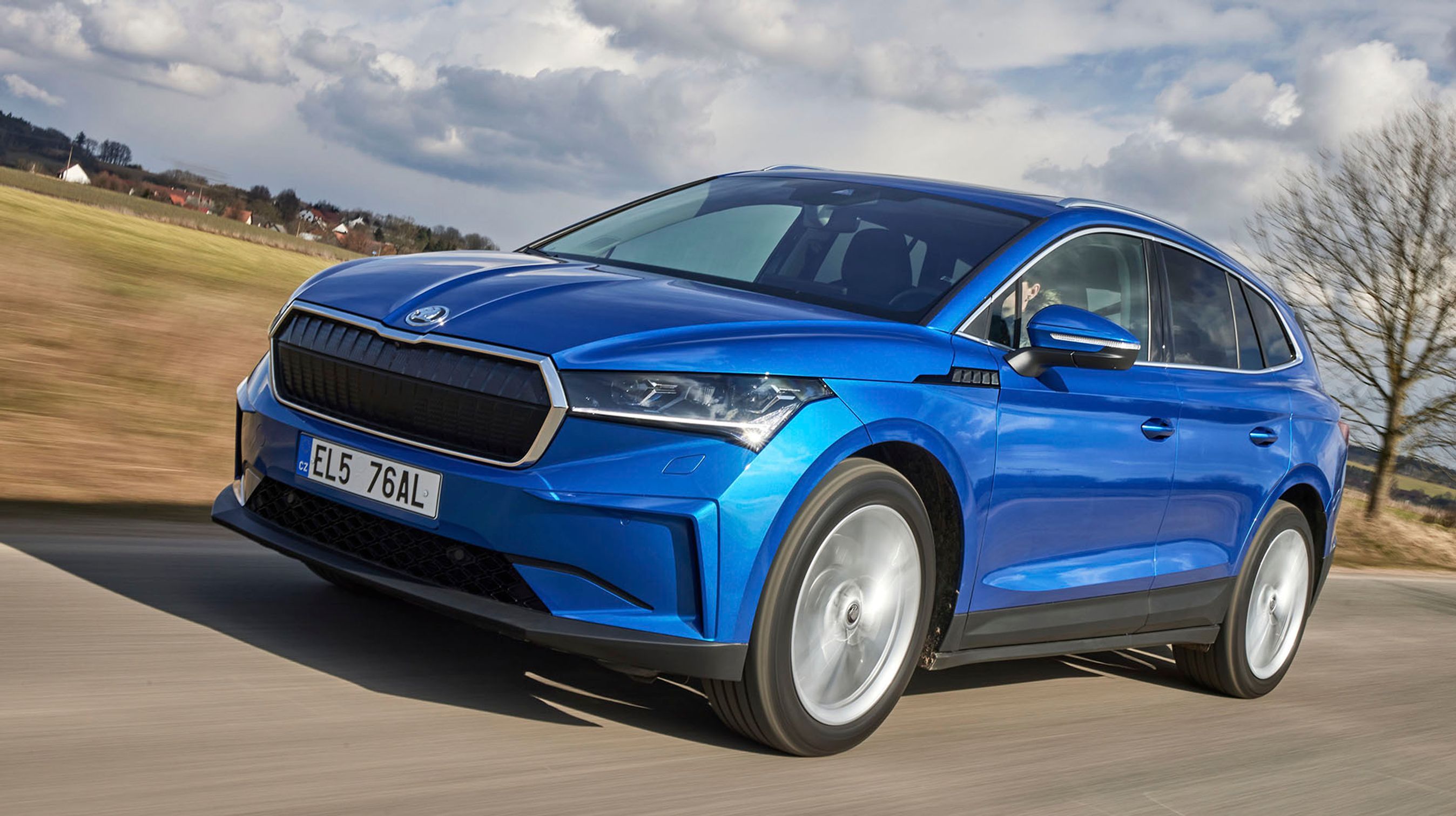 Skoda Enyaq har overraskende komfortable køreegenskaber og er en fornøjelse at køre på både motorvej og på små snoede landeveje. I byen glæder man sig over en meget lille venderadius.