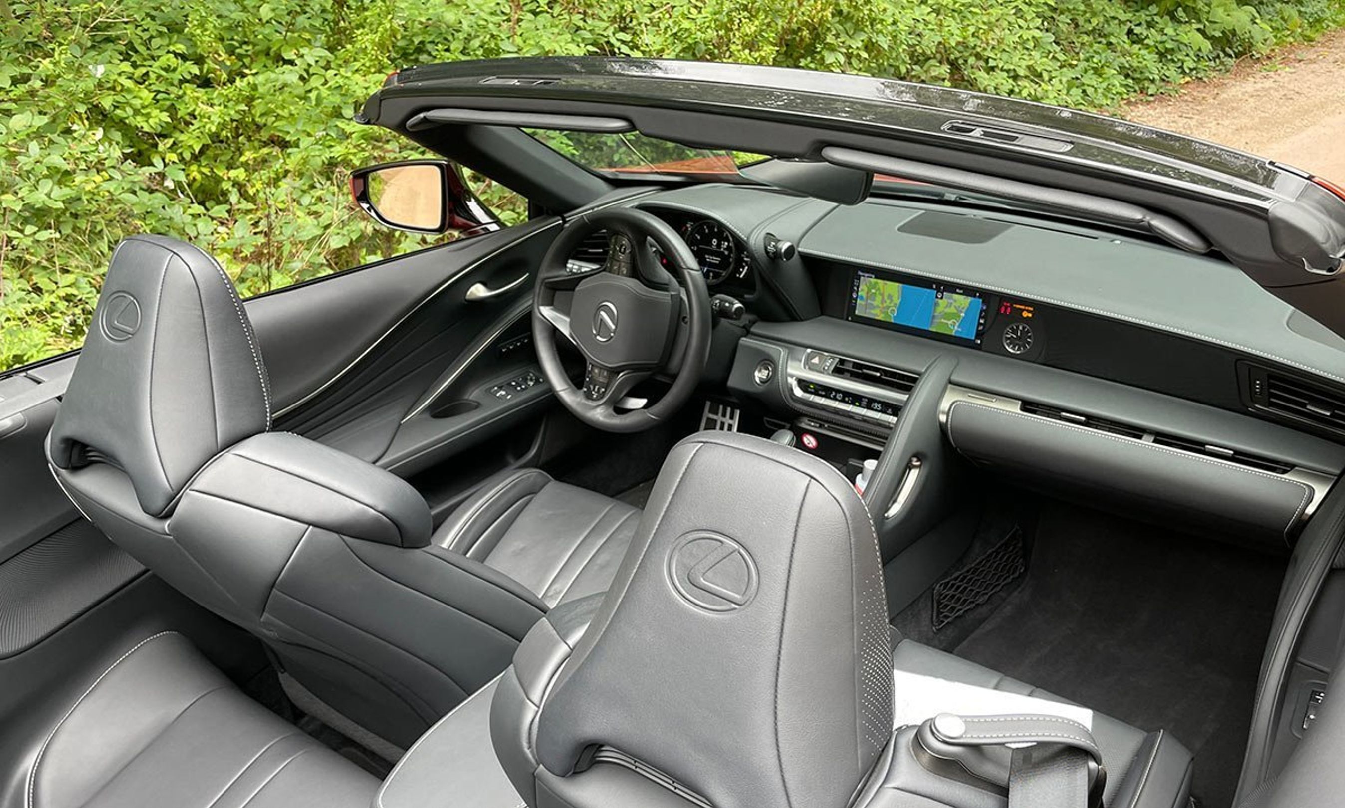 Førerpladsen i LC Cabriolet. Kalechen åbnes eller lukkes på 15 sekunder - ved op til 50 km/t.