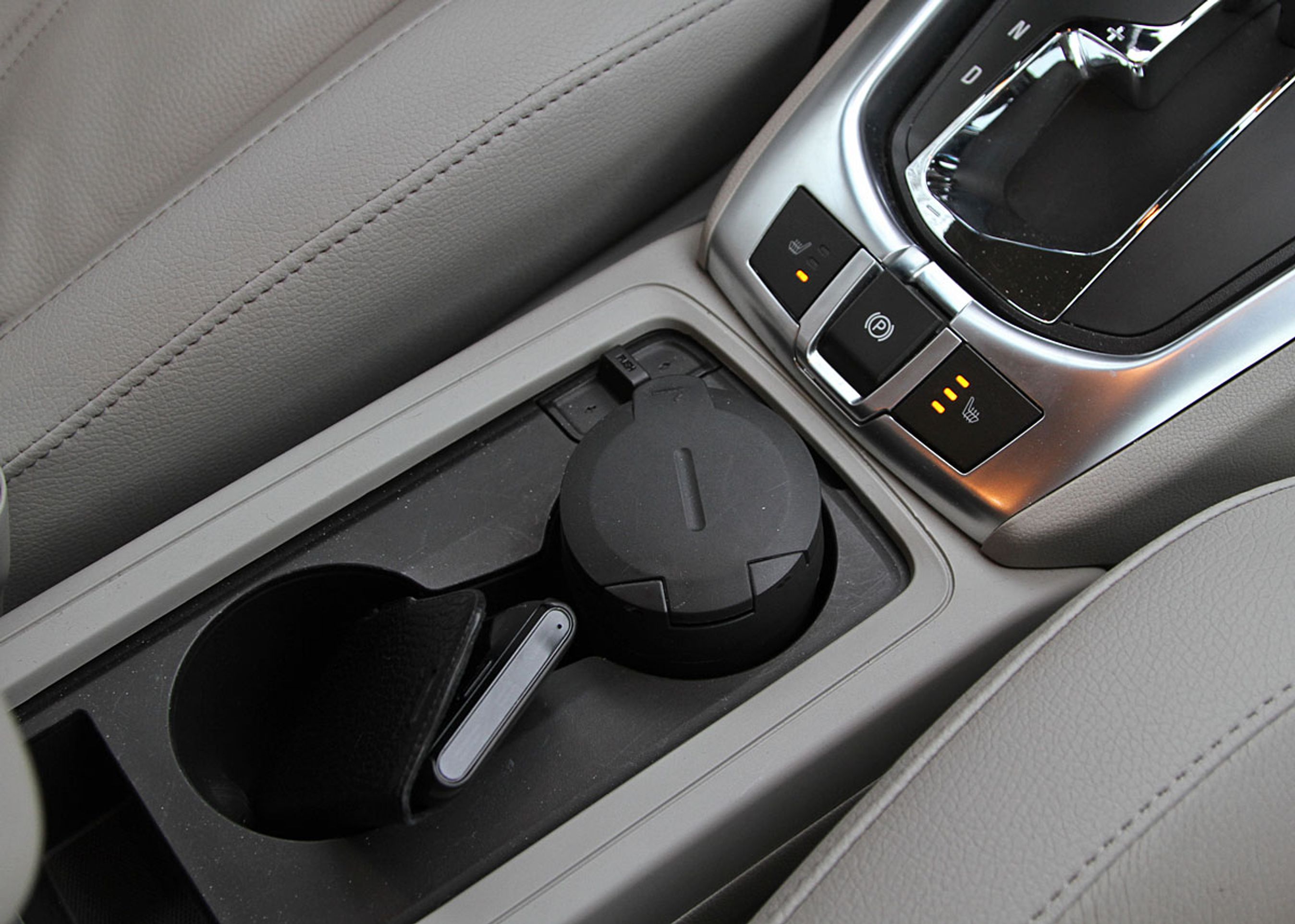 Parkeringsbremsen er nu elektronisk og dermed reduceret til en knap. Det har givet god plads i midterkonsollen.