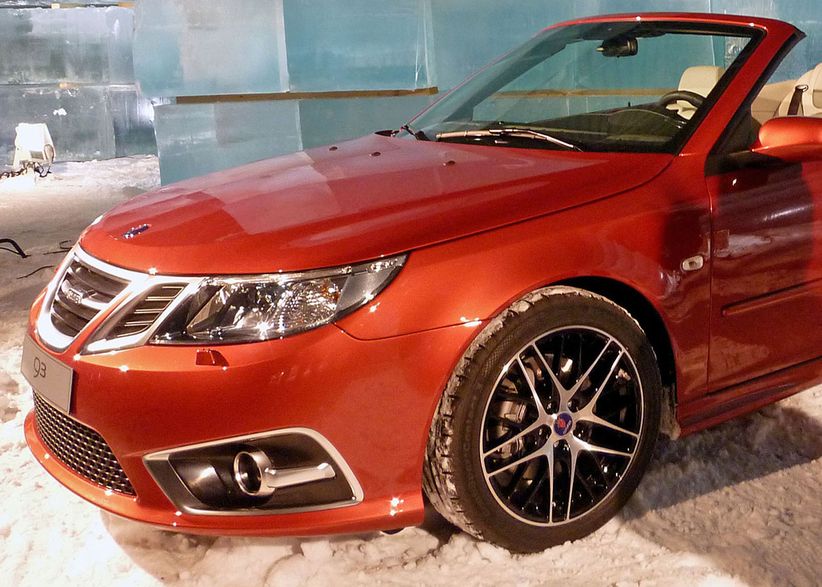 Fødselsdagen fejres med en særudgave af 9-3 Cabriolet Independence Edition baseret på Griffin Aero modellen. Independence Edition bliver kun fremstillet i 366 nummerede eksemplarer, én for hver dag i året plus én for den første dag i det næste Saab-år og kun i en unik Amber Orange-lakering.