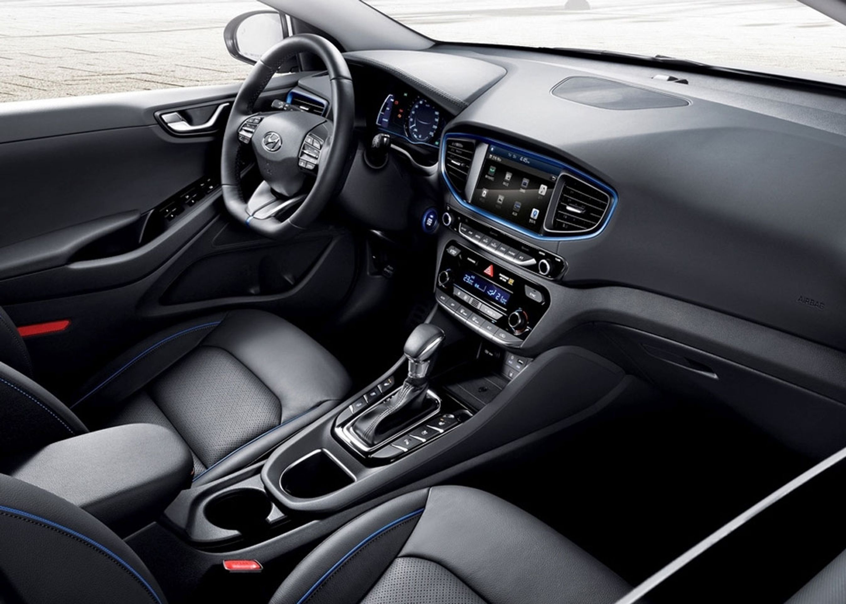 Kabinen i Ioniq er ikke så futuristisk som i Toyota Prius. Foto: Hyundai