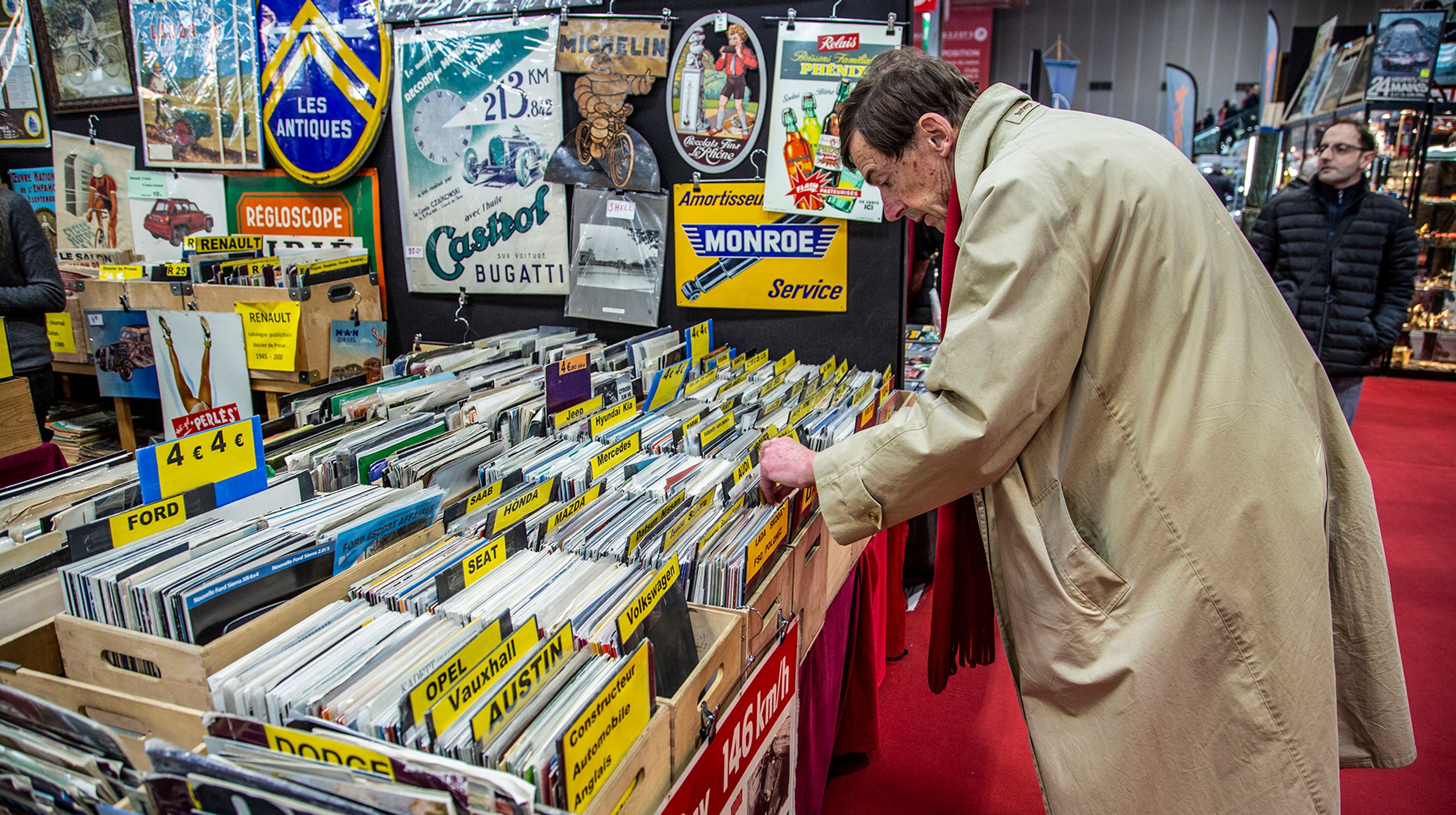 Hvis du er på udkig efter en brochure på netop din klassiker, er der gode chancer for, at du kan finde den på Rétromobile. Priserne varierer fra ren foræring til landevejsrøveri.