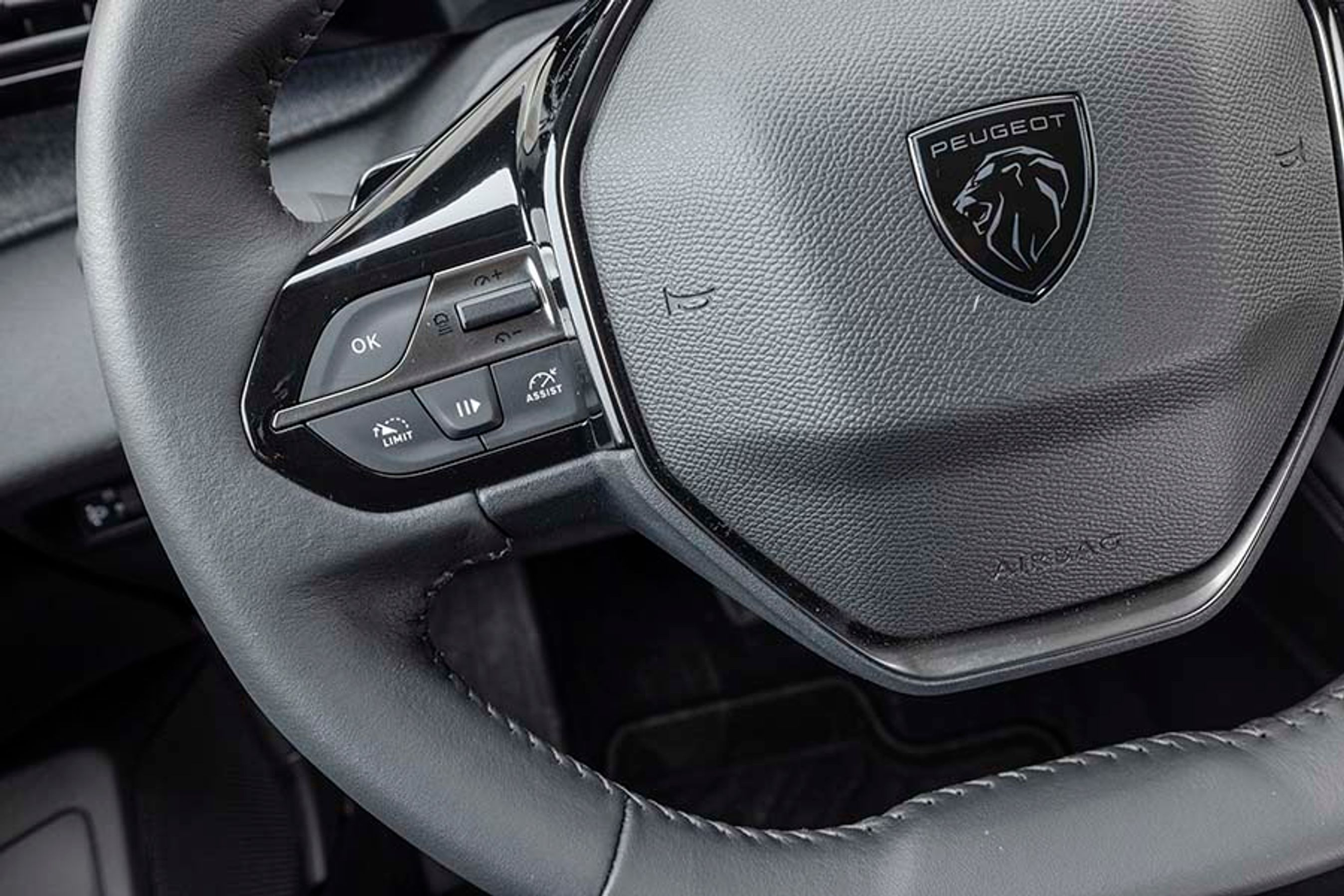 Fartpilot er standard på 308, men du skal tilkøbe Allure Pack til dieselvarianten for at få adaptiv fartpilot. Visningen af den indstillede hastighed er ganske logisk i de digitale instrumenter. 