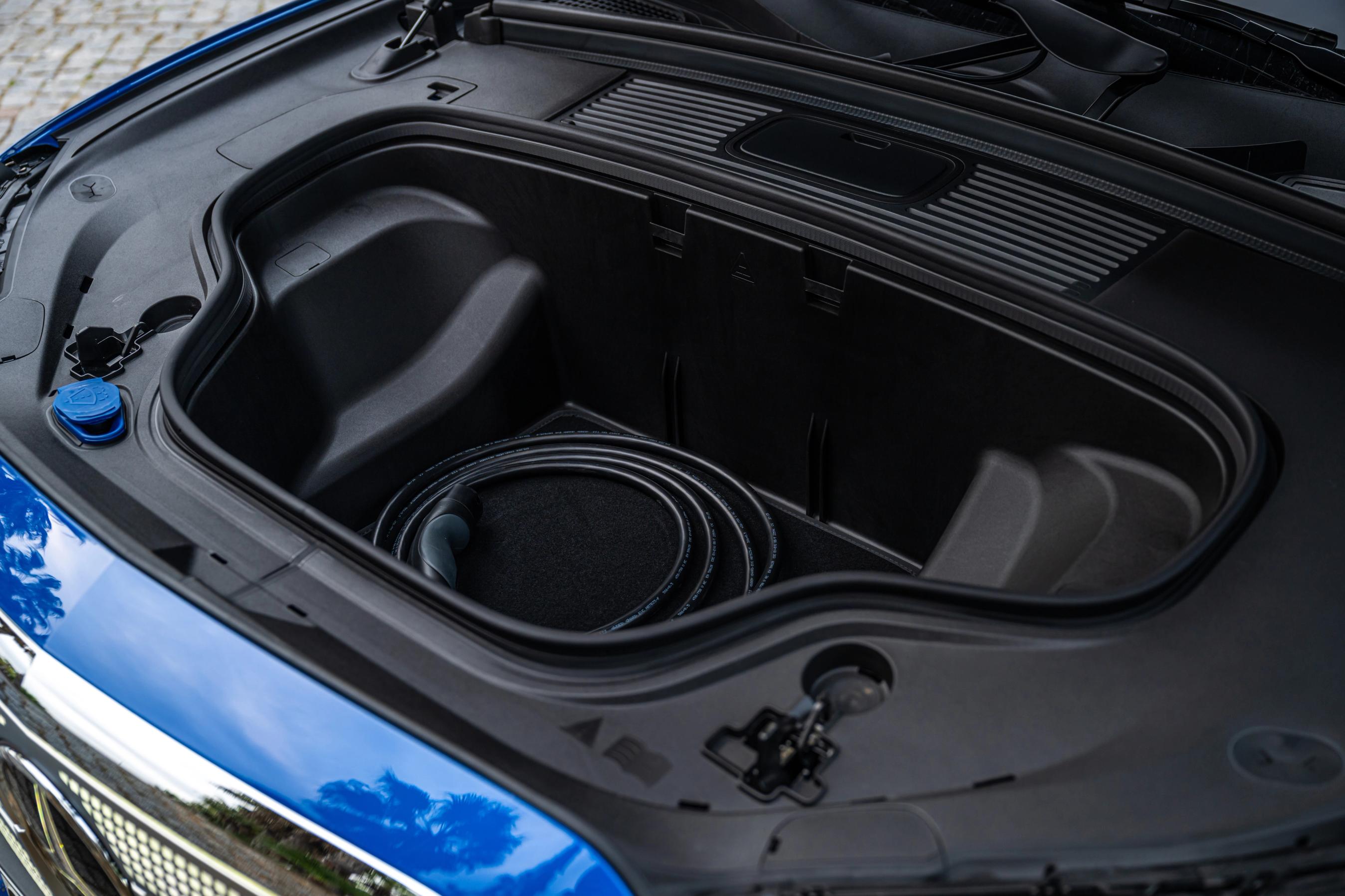 Stor frunk med ladekabel i en Mercedes-Benz GLC