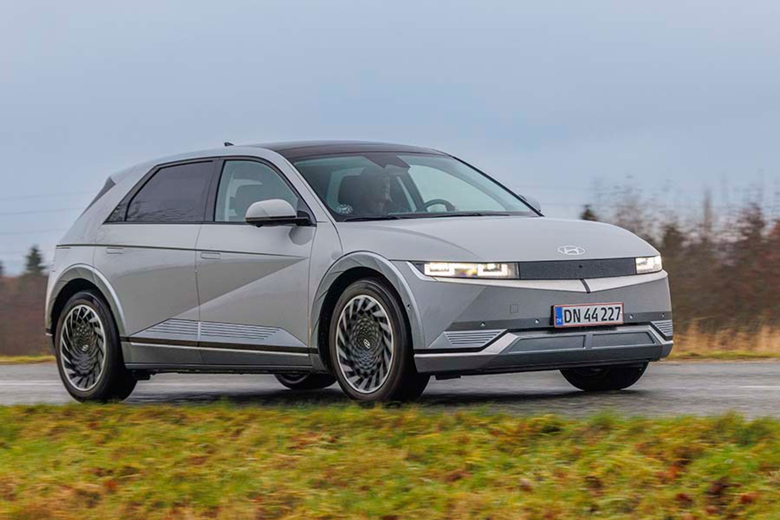 Topmodellen af Ioniq 5 med baghjulstræk og 77 kWh batteri koster 465.000 kr., det er cirka 60.000 kr. mere, end da bilen blev lanceret. Selvom batteriet er vokset med 5 kWh, er det en anseelig prisstigning. 