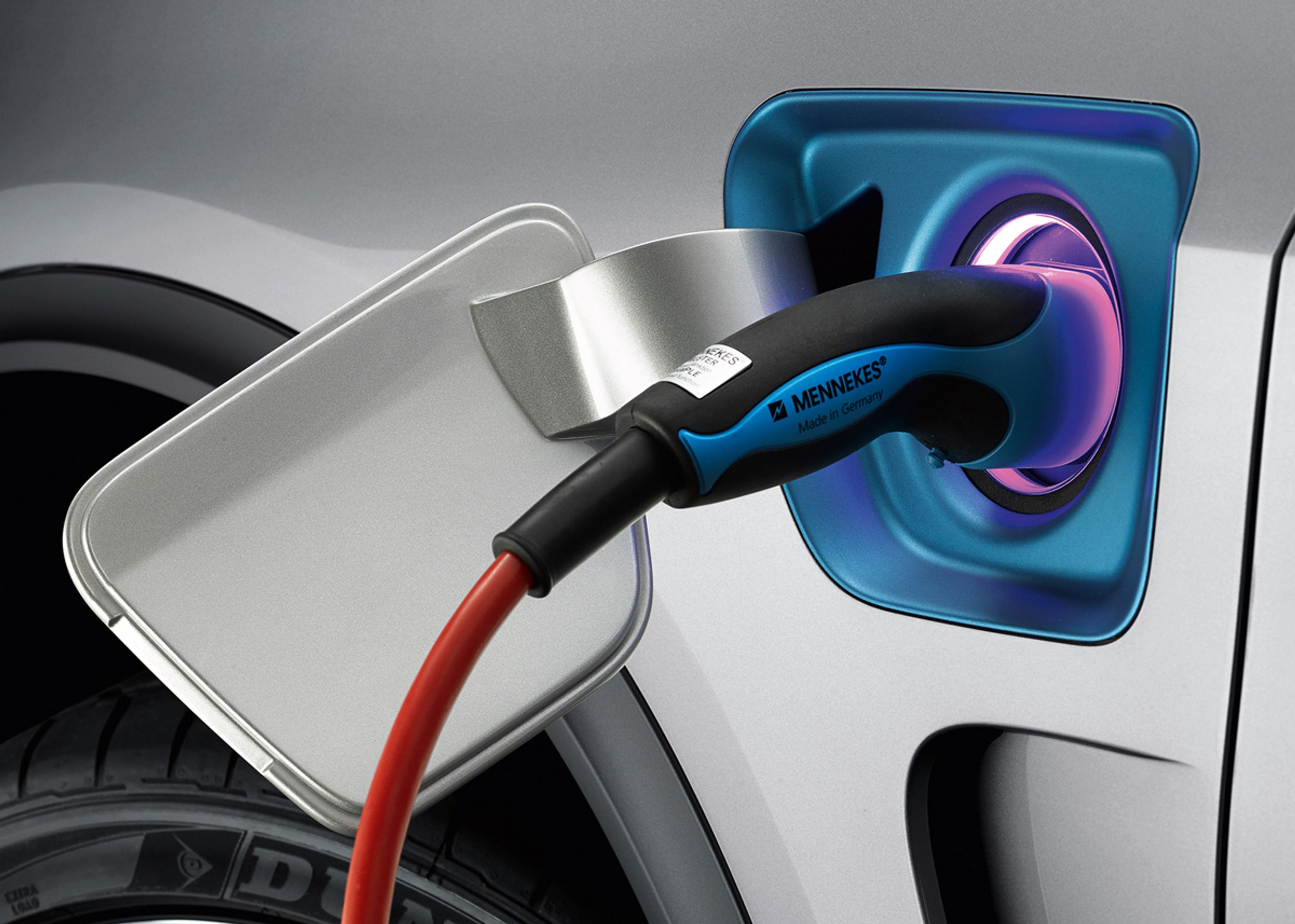 Ladestikket er placeret ved siden af førerdøren. En almindelig stikkontakt kan levere den nødvendige strøm for opladningen. På strøm alene vil bilen kunne køre 30 km. Herefter slår en benzinmotor til, og kørslen kan fortsætte som i en normal bil.