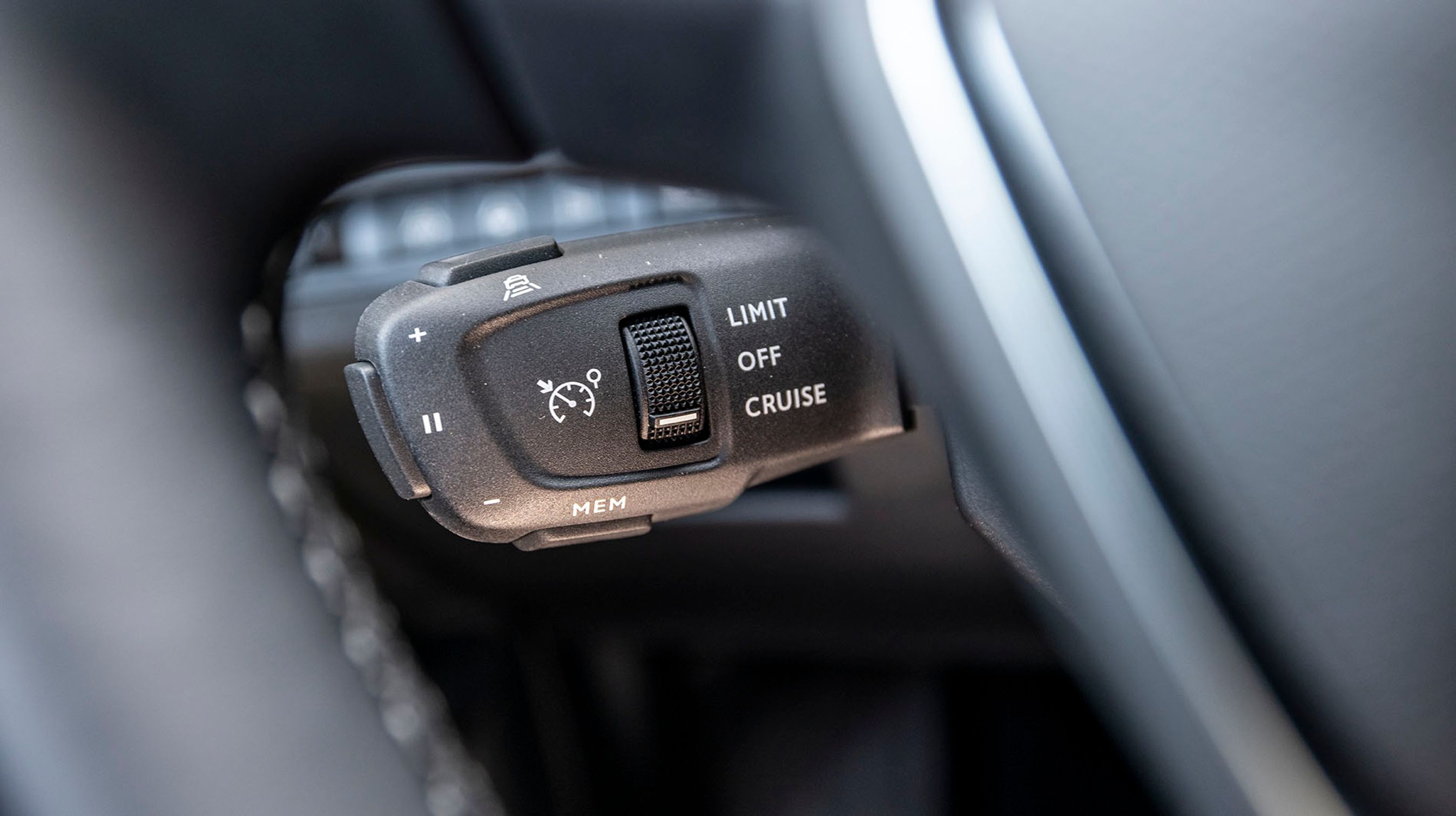 Fartpiloten styres fra denne konsol, der desværre sidder lidt skjult bag rattet. Det kræver derfor tilvænning, før man kan bruge den sikkert under kørslen.