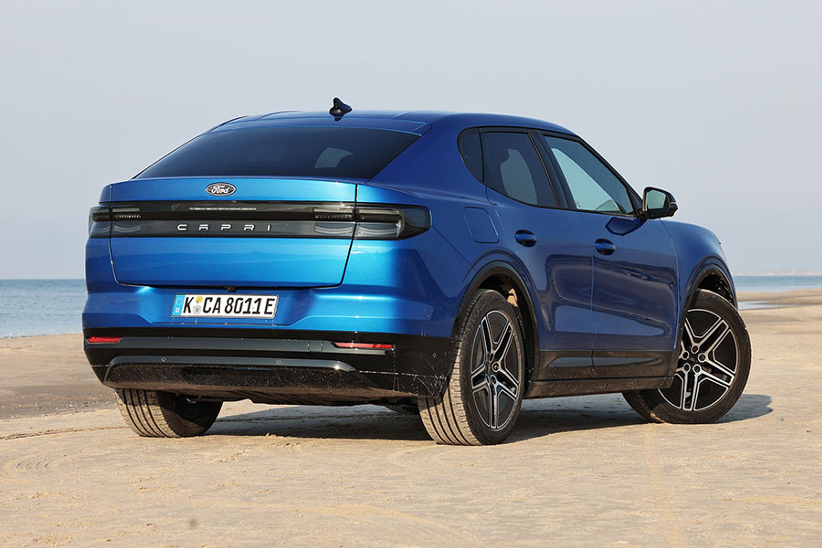 Ford Capri er en elegant bilmodel med linjer, der kan minde en smule om Polestar 2. Bilen forholder sig til Ford Explorer, på samme måde som VW ID.5 forholder sig til VW ID.4, der har doneret platform og flere komponenter til Ford-bilerne.