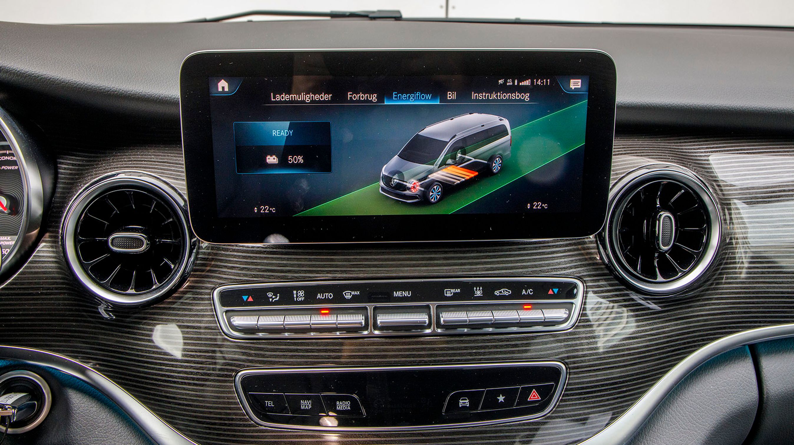 Skærmen er let at se, og alle menuer er på dansk. Bl.a. er der en separat menu-afdeling, hvor man kan styre alt fra opladning til aflæsning af batteriets aktuelle status.