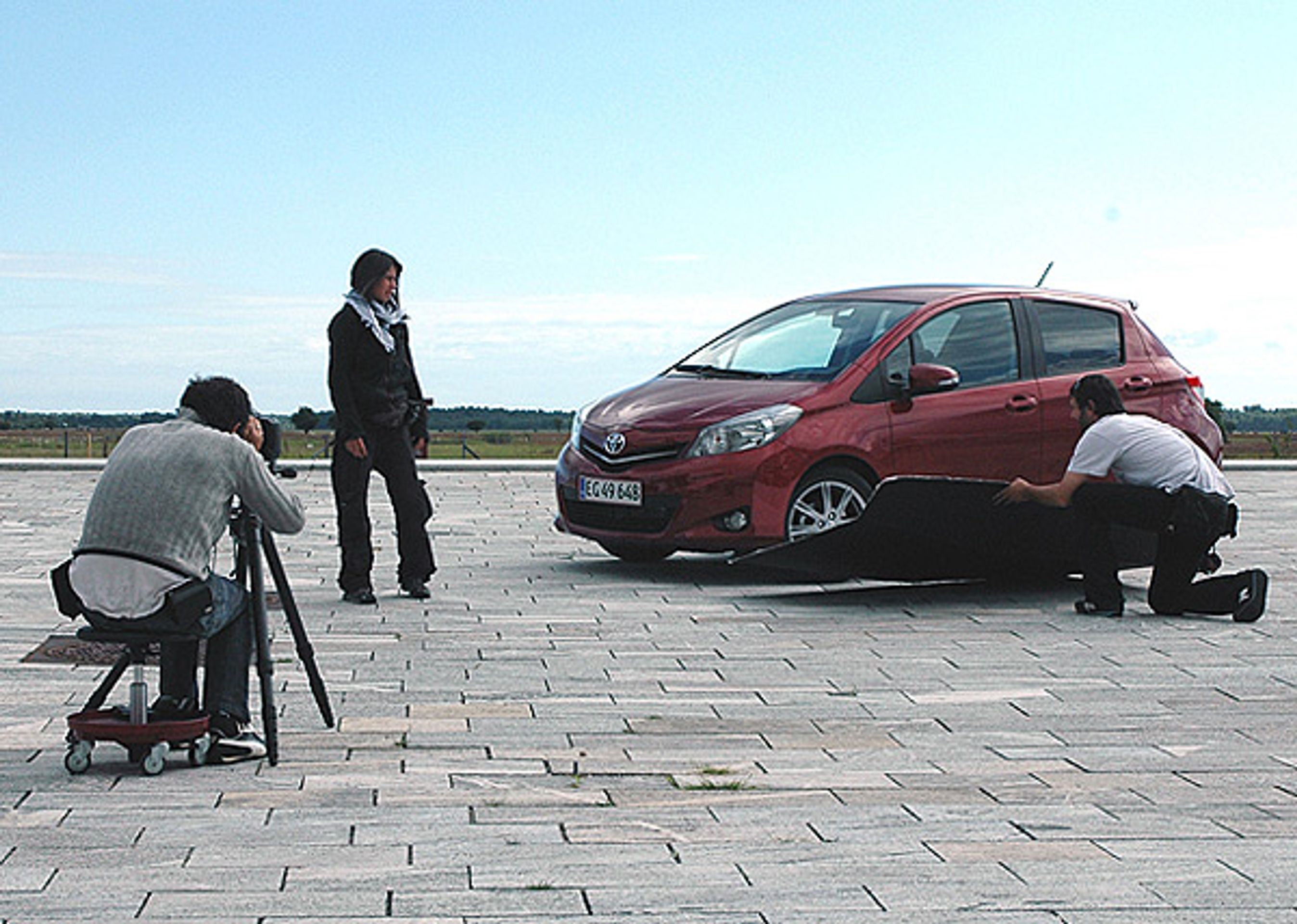 Som det er kutyme, får et bilfirma fotograferet den nye bil i de omgivelser, som journalisterne senere skal prøve i.