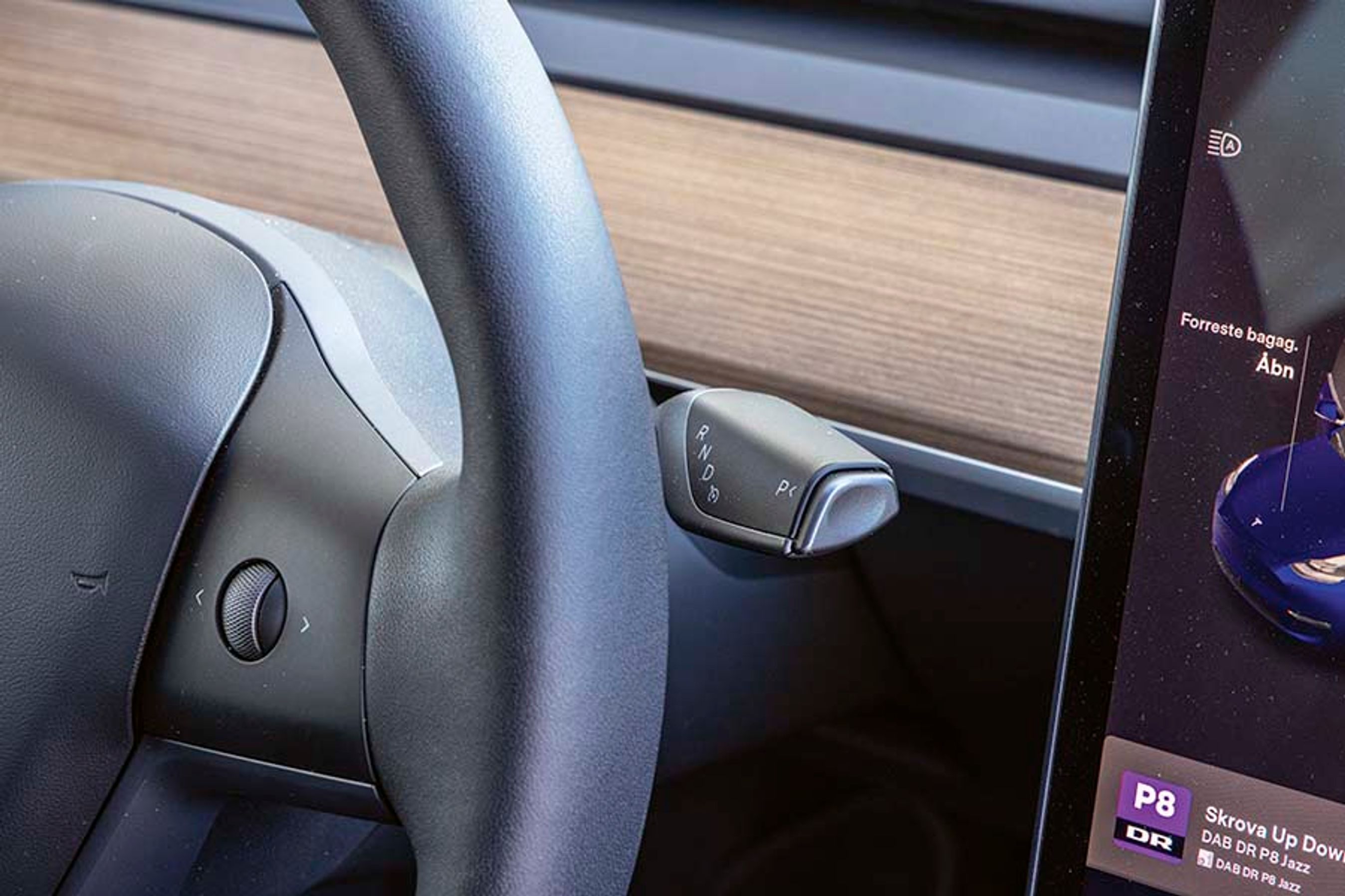 Gearvælgeren bag rattet er let at bruge og virker også som aktivering af fartpiloten (autopilot).