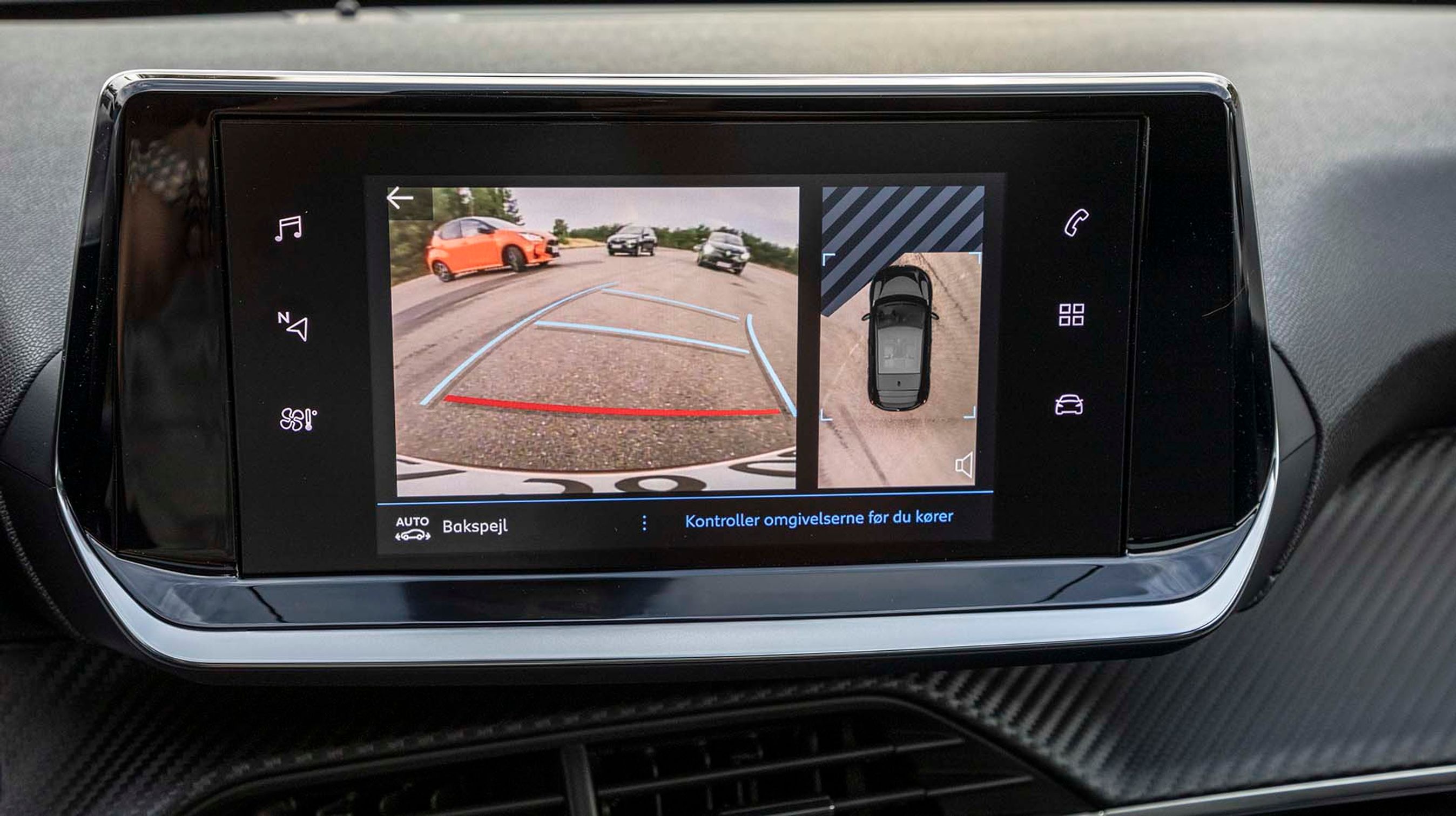Bakkamera er standard og viser til højre en optaget sekvens, der viser bilen fra oven. Det er ikke særlig hurtigt og kræver, at man giver sig god tid, hvis man vil kunne stole på det.