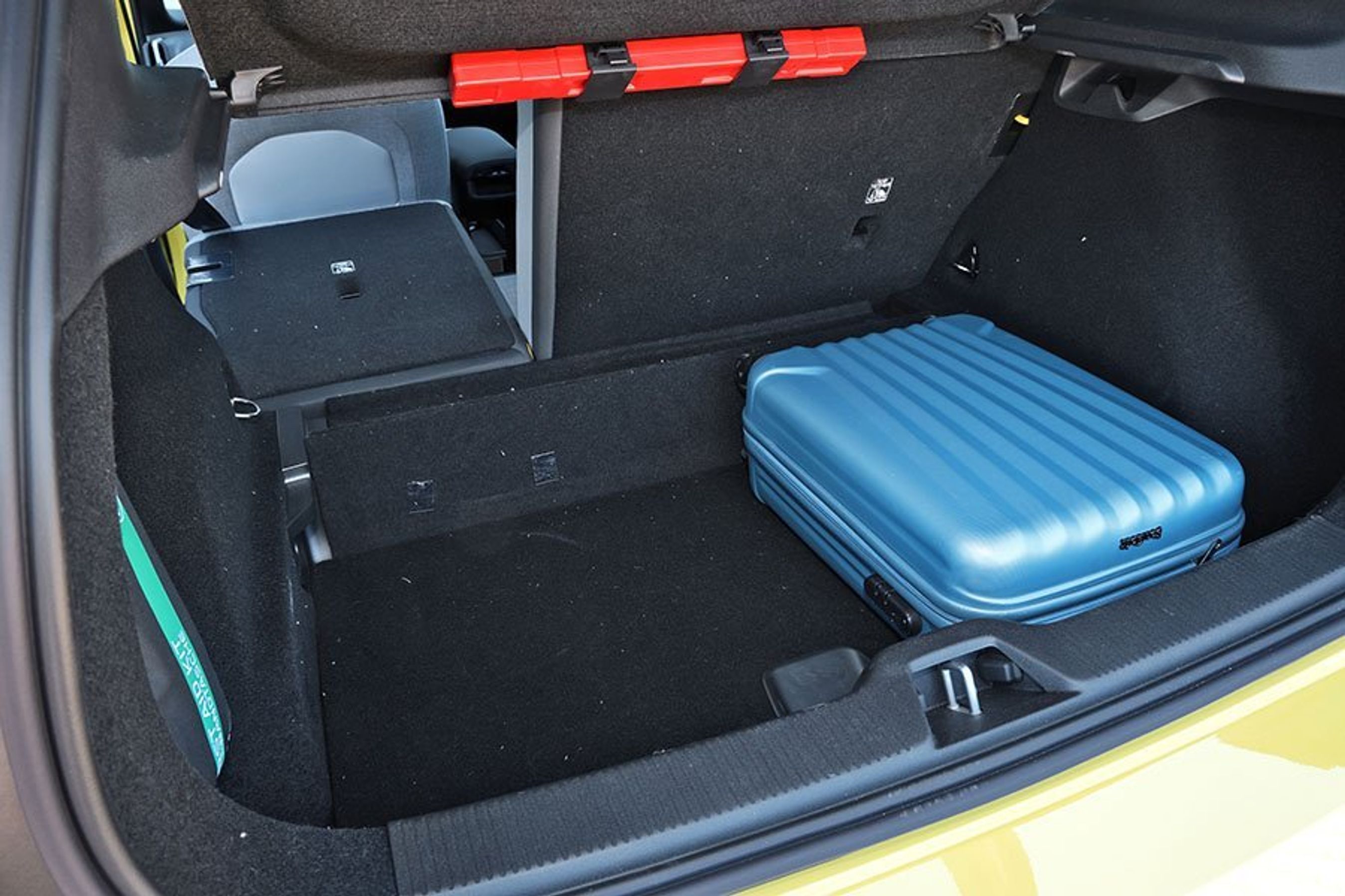 Bagagerum med blå kuffert i en Volvo EX30