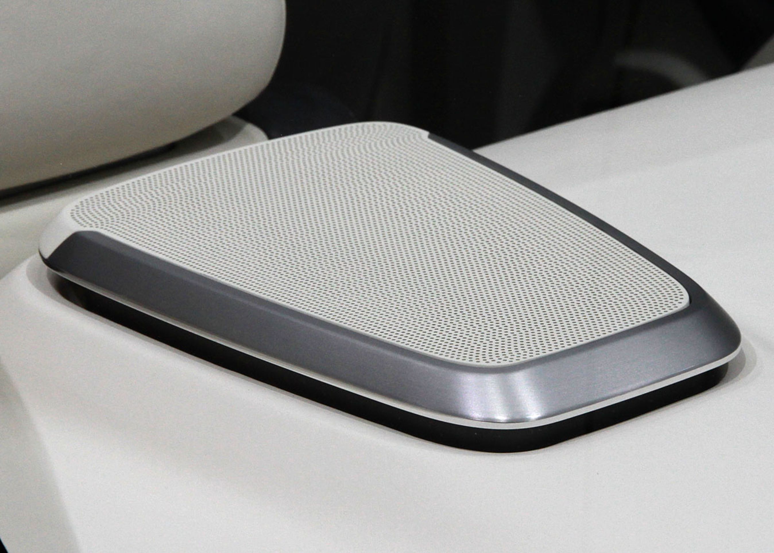 Audi A3 koncept har både for go bag i kabinen nogle højttalere i umiskendelig B & O-stil, men der står dog ikke Bang & Olufsen nogen steder på koneptbilens højttalere.