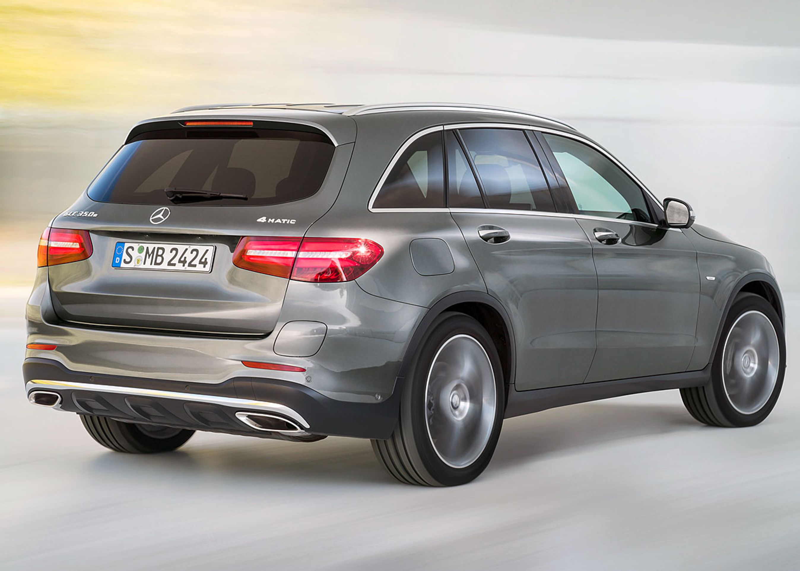 Bilens antenner er integreret i sidespejlene og I tagspoileren, så den kække lille finne øverst på taget er væk. Fotos: Mercedes-Benz