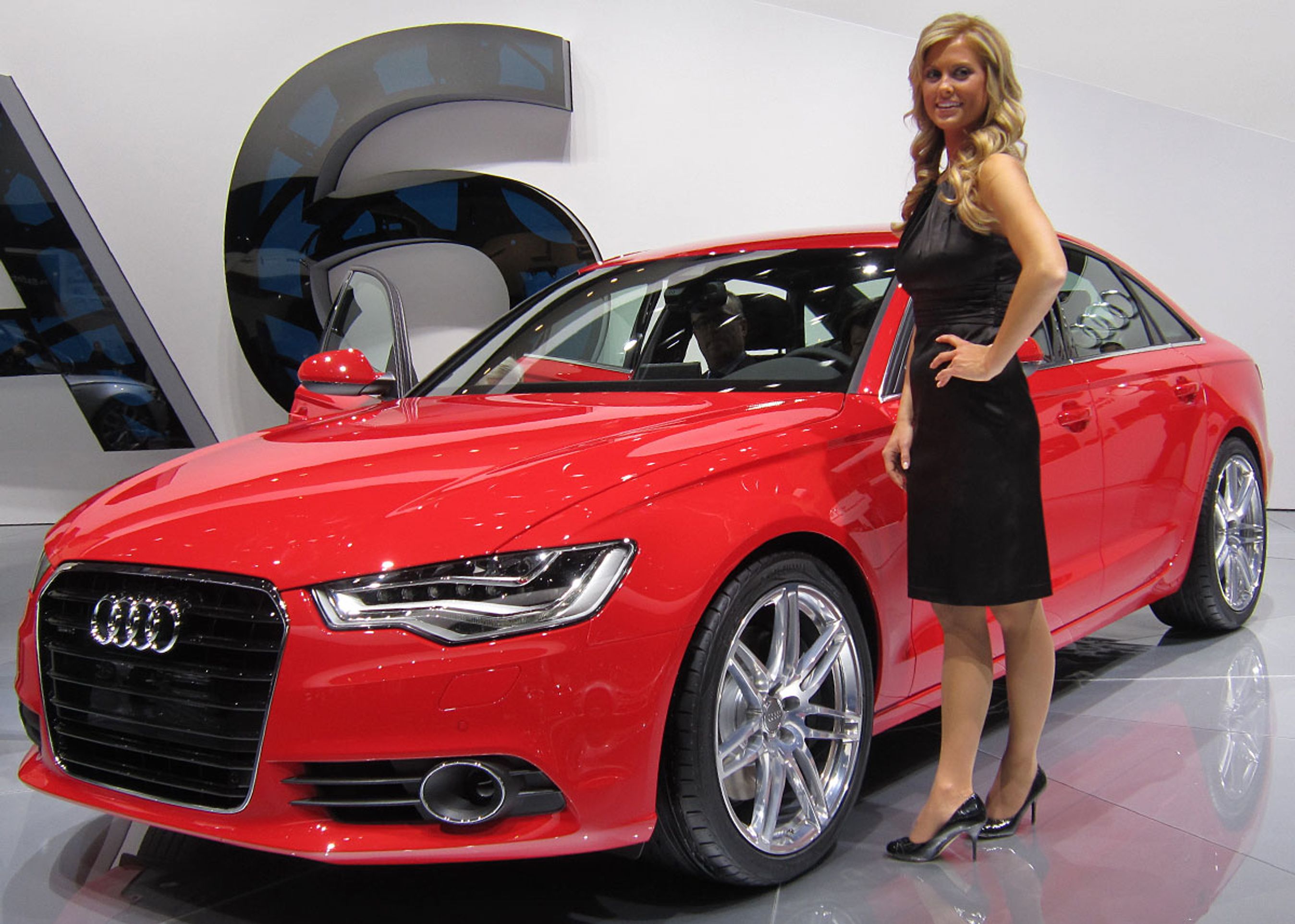 Audi A6 er helt ny og var en af de store publikumsmagneter på dette års biludstilling i Detroit. Den nye bil fås med et nyudviklet B&O-anlæg med 14 højttalere  regn med en merpris på op mod 140.000 kr.  inkl. registreringsafgift.