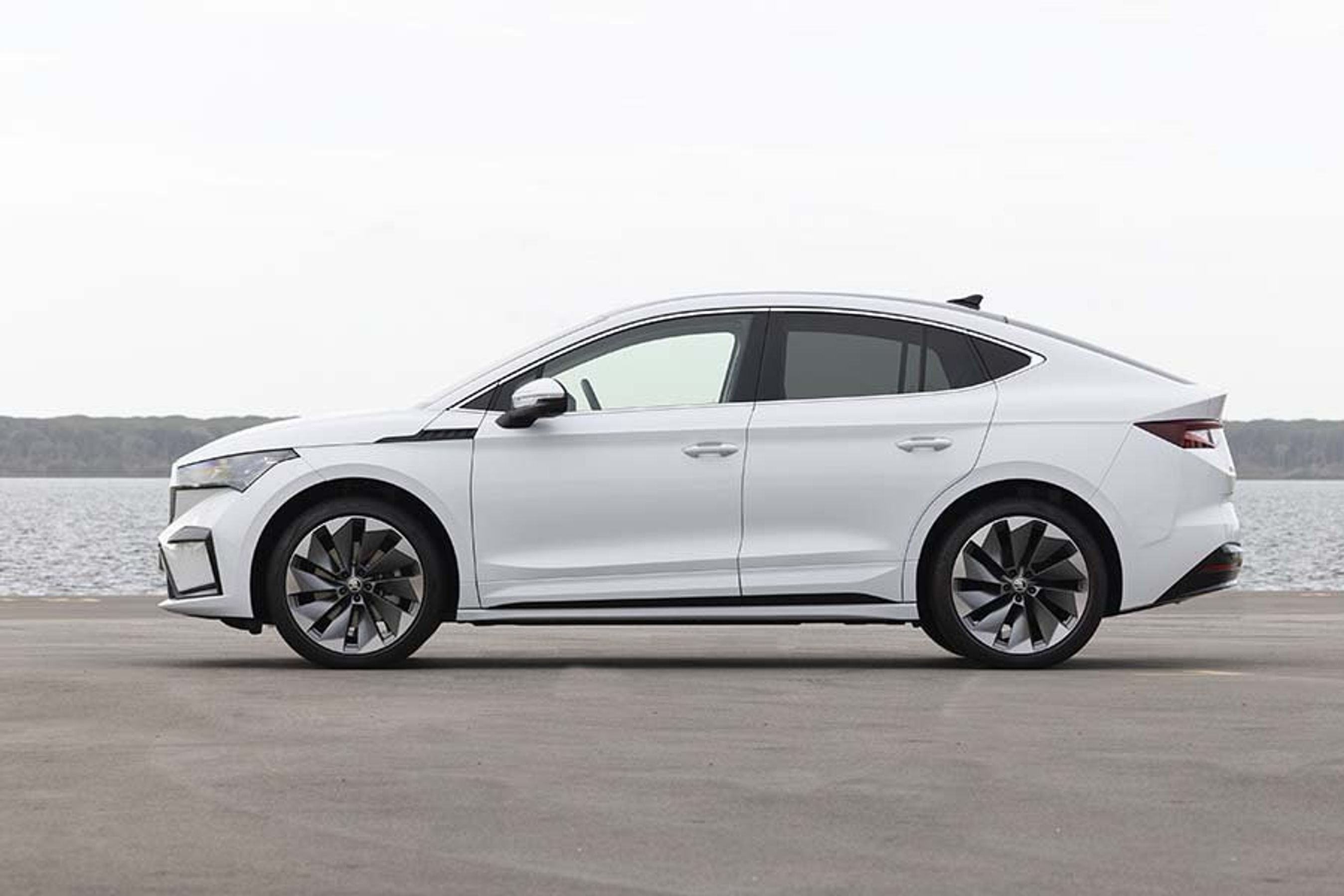 Fra siden ses bilens kontur, der må siges at være virkelig vellykket. 