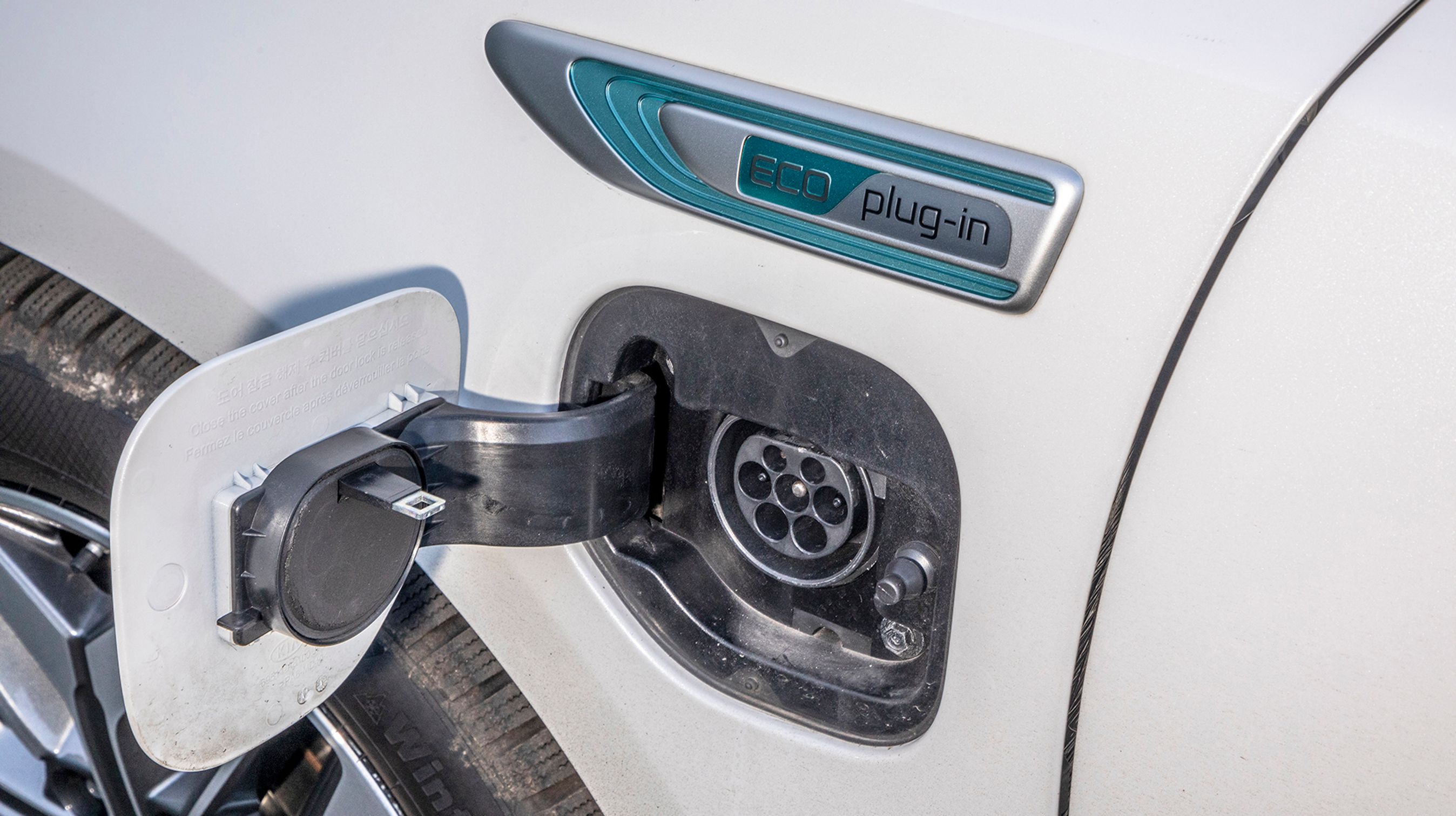 Der er et Type-2 stik, men bilen kan kun lades med en fase, og det kaster lange ladetider af sig. 