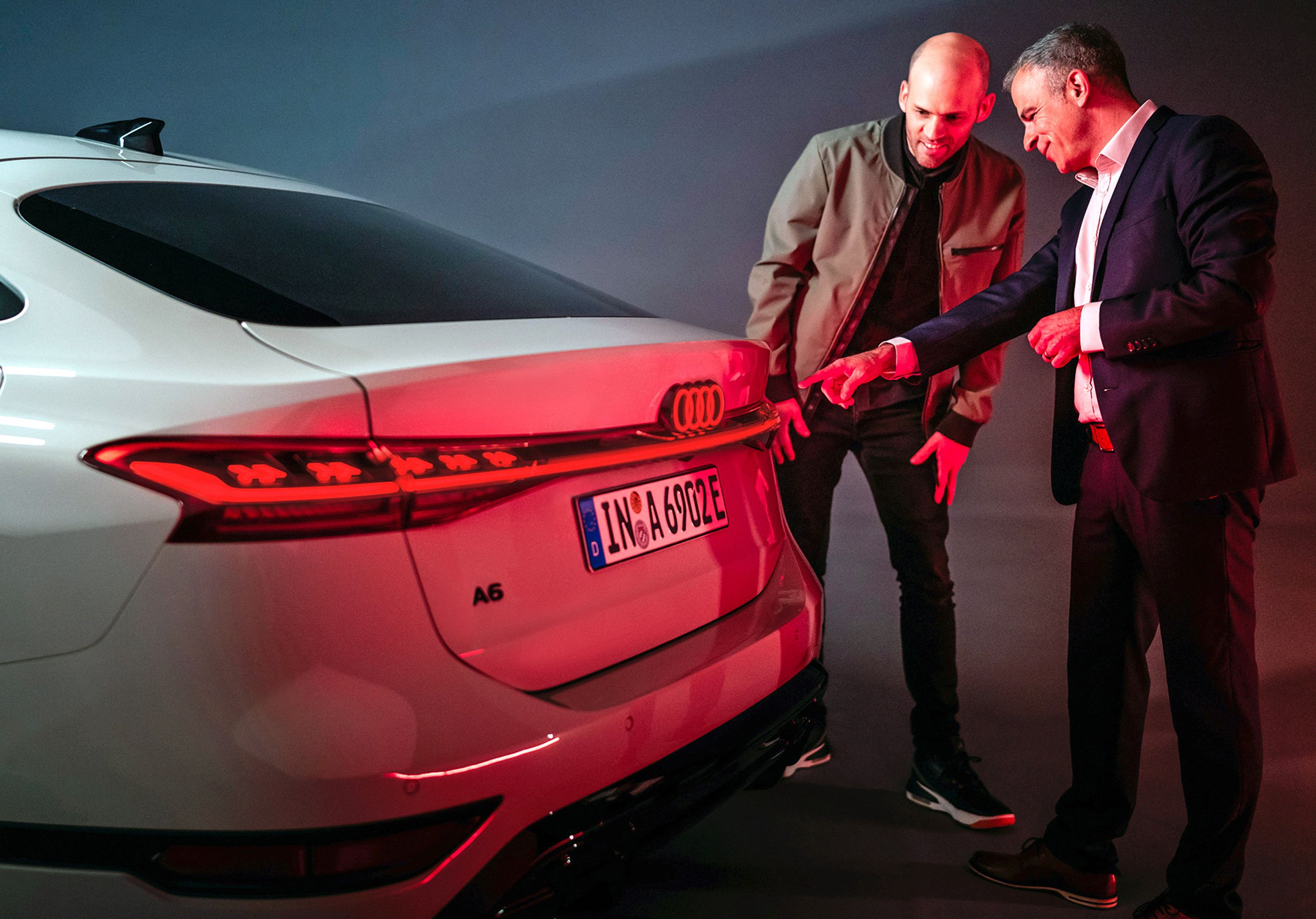 To mænd kikker på bagparti af Audi.