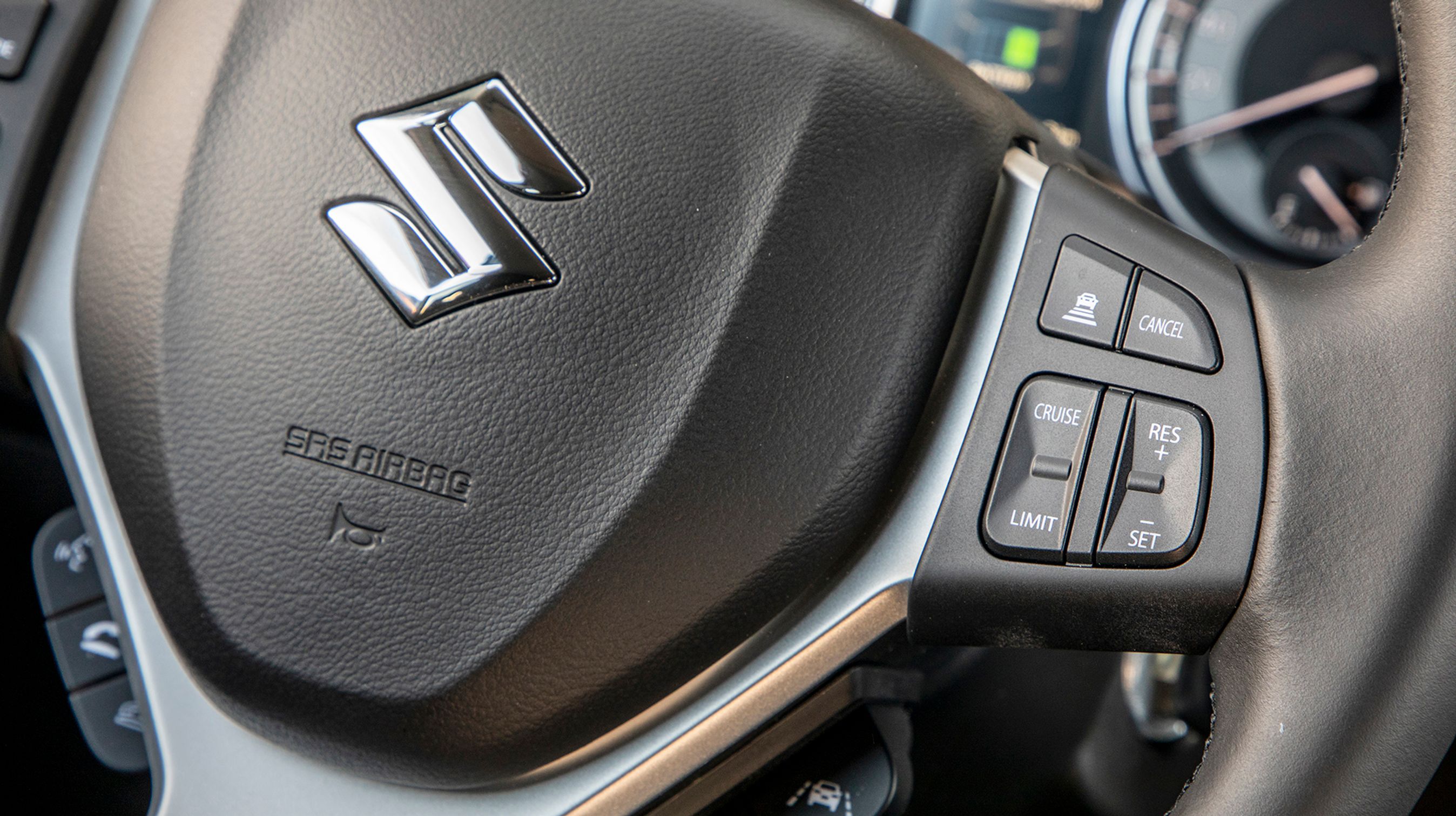 Fartpiloten holder selv afstand til forankørende biler og styres let fra rattet.