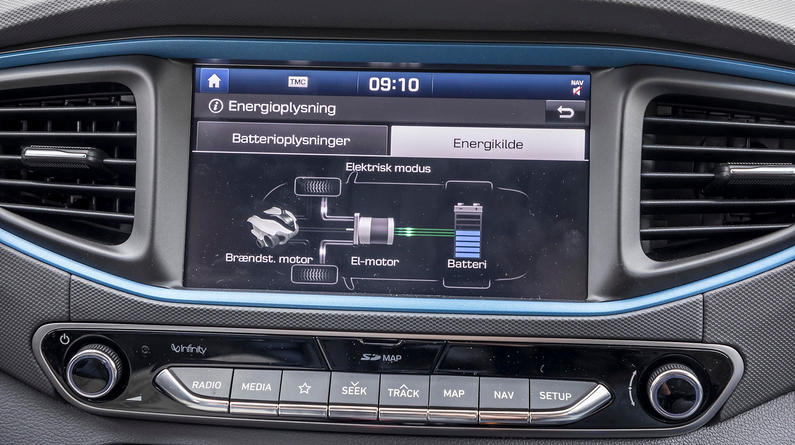 Skærmen er let at betjene og alle menuer er på dansk. Et navigationskort til bilen koster 5.000 kr. ekstra. Her kan du også følge, hvilken type brændstof, der aktuelt driver bilen.