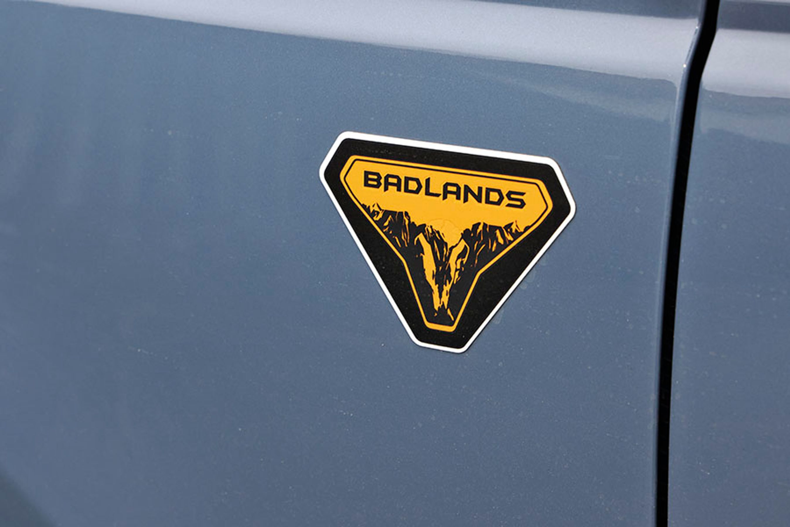 Badlands er navnet på den ene af to udstyrsversioner – den anden hedder Outer Banks. Begge navne refererer til lokaliteter i USA, hvor bilen også er bygget.