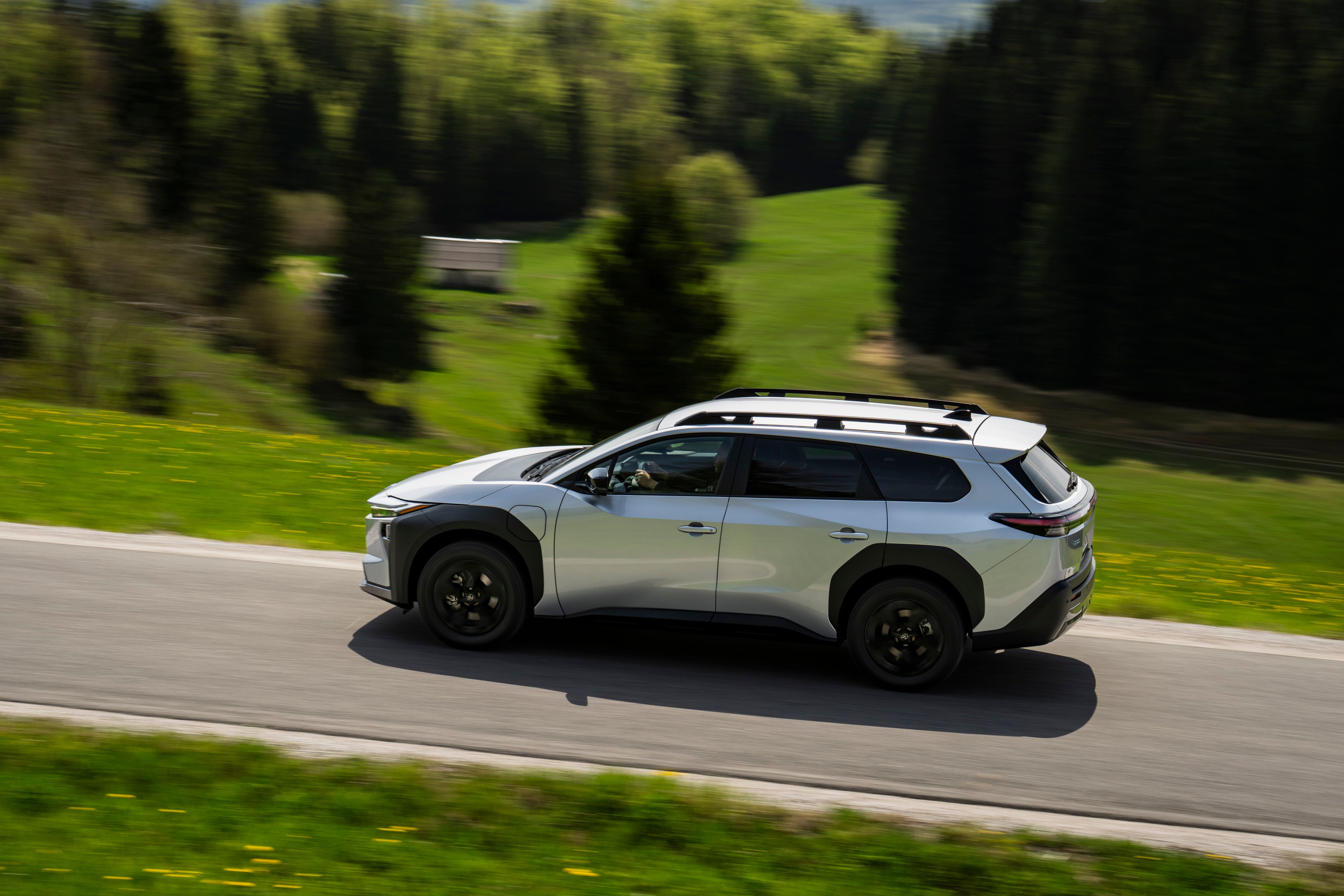 Toyota bZ4X set skråt fra oven, mens den kører på bjergvej
