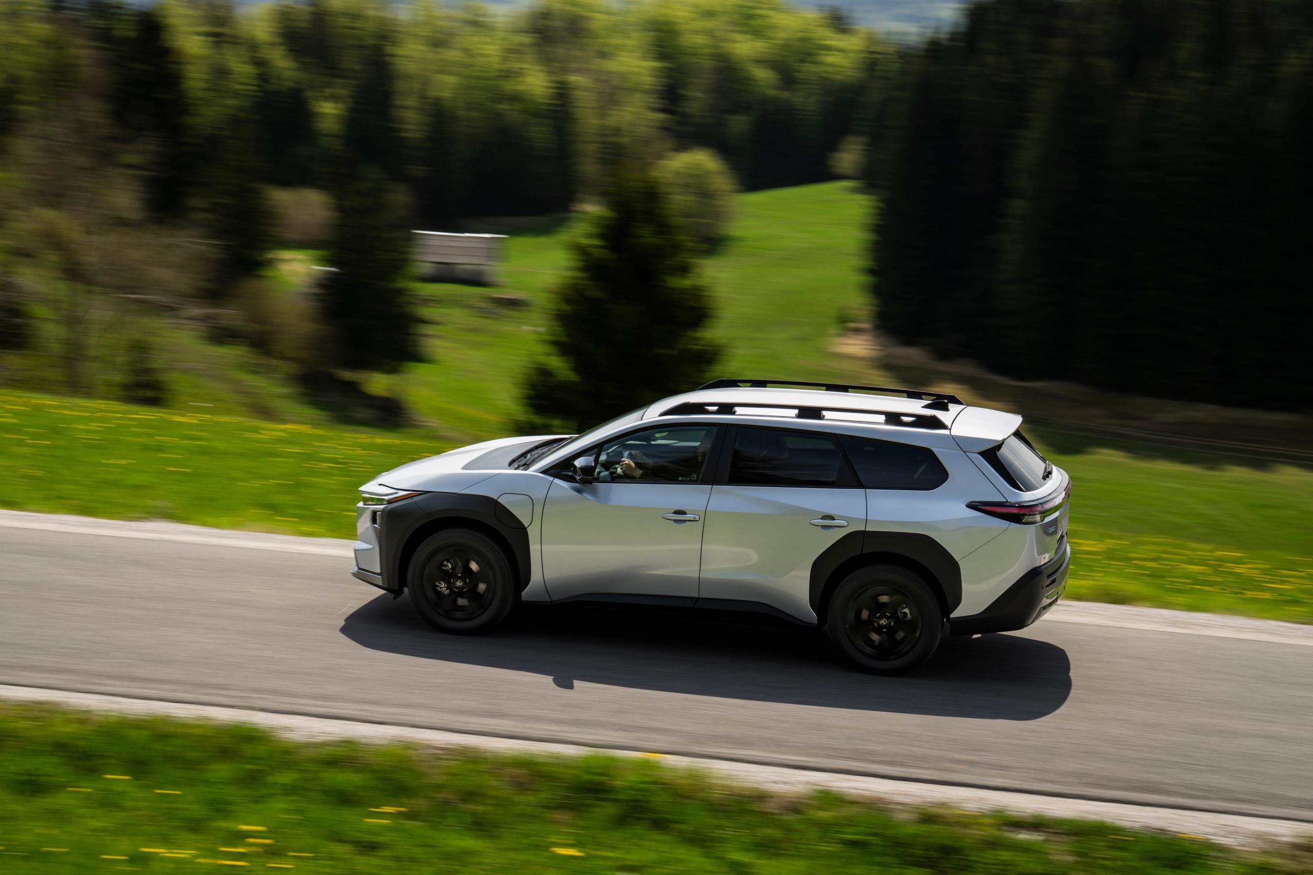 Toyota bZ4X set skråt fra oven, mens den kører på bjergvej
