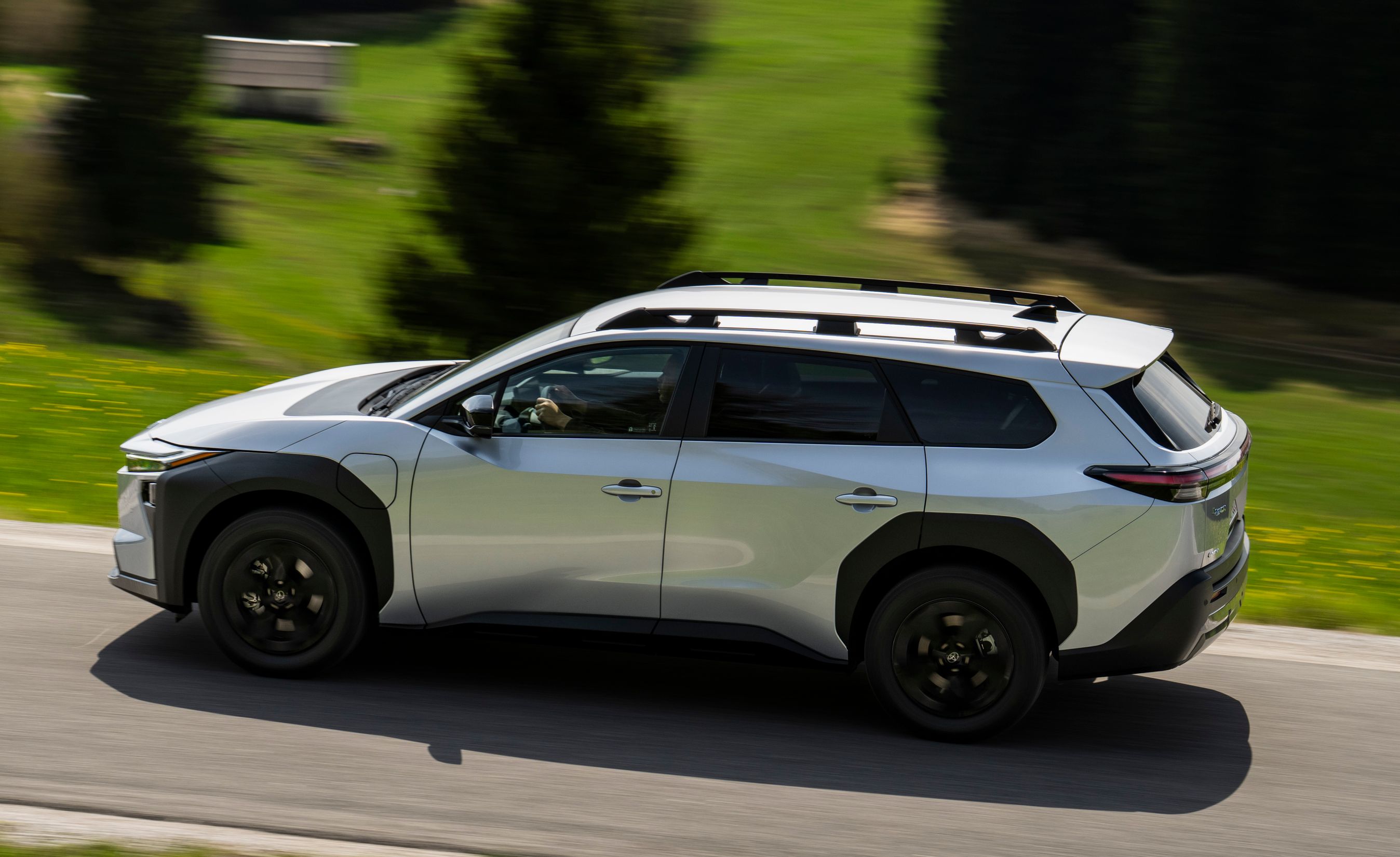 Toyota bZ4X set skråt fra oven, mens den kører på bjergvej