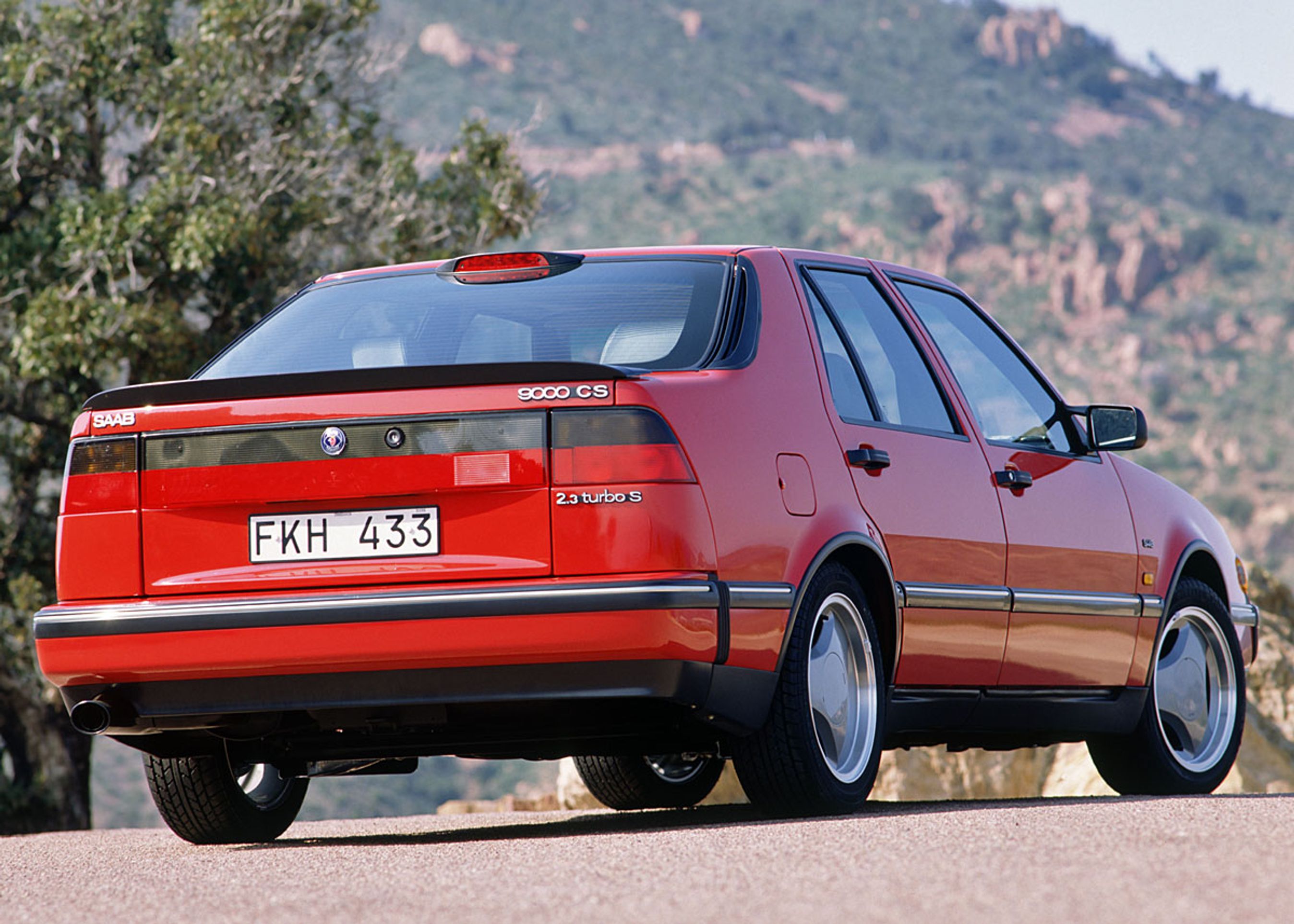 Saab 9000, der kom i 1984, var Saabs første luksusbil og udviklet i samarbejde med Fiat-koncernen.