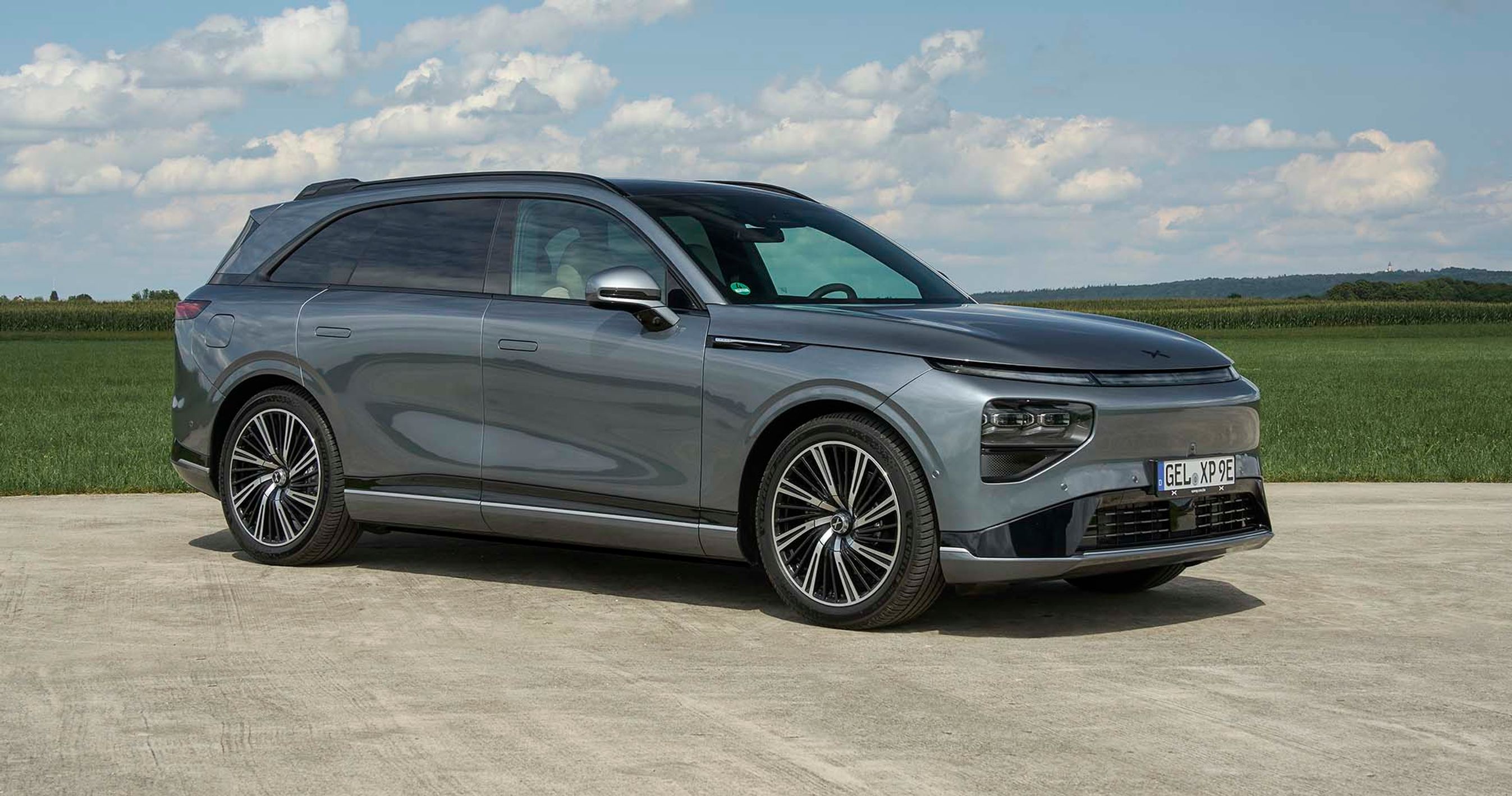 Xpeng G9 set skråt forfra