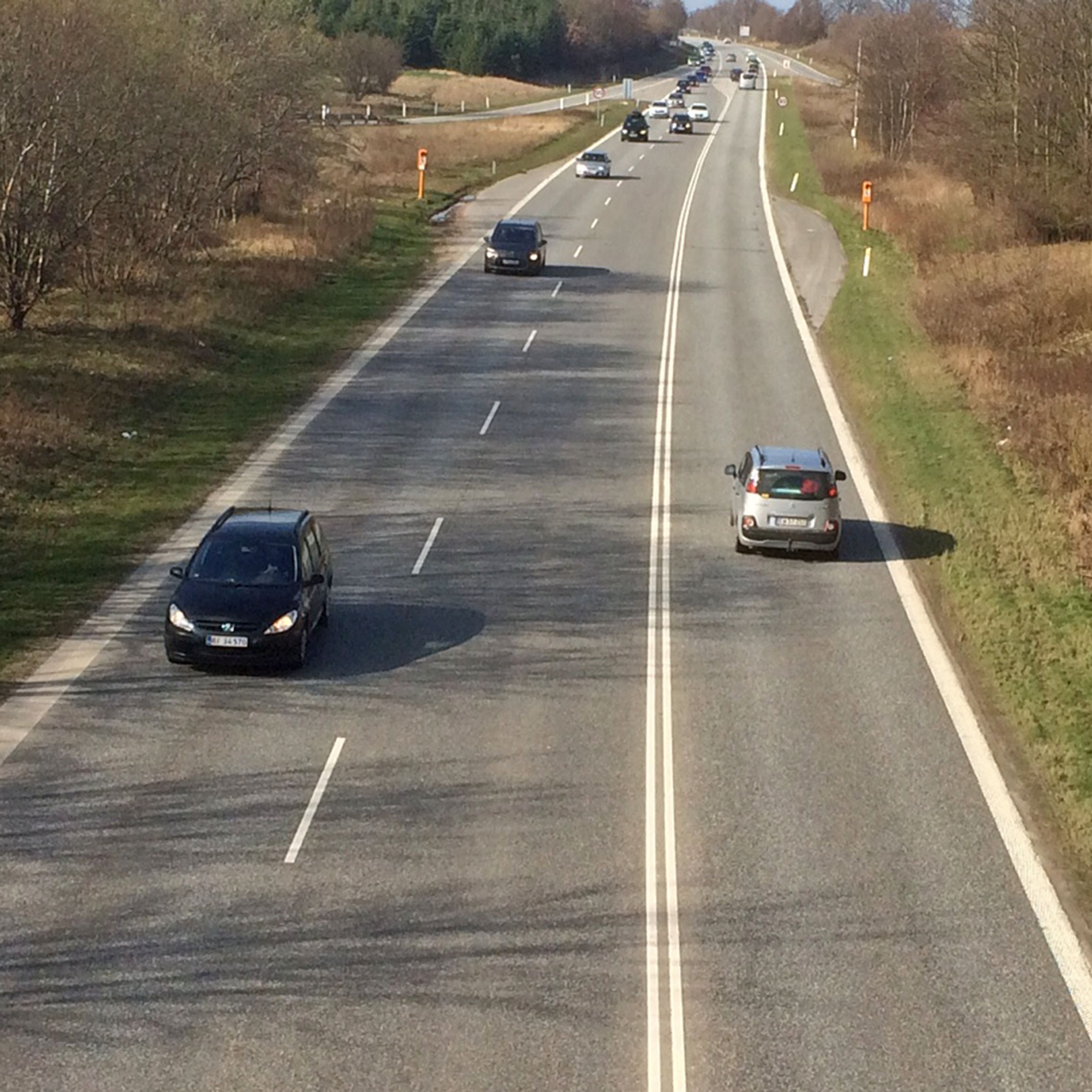 Mellem Allerød og Hillerød er Hillerødmotorvejen slet ikke en motorvej, men en motortrafikvej. Men der er gjort plads til et ekstra spor. Foto: Torben Arent