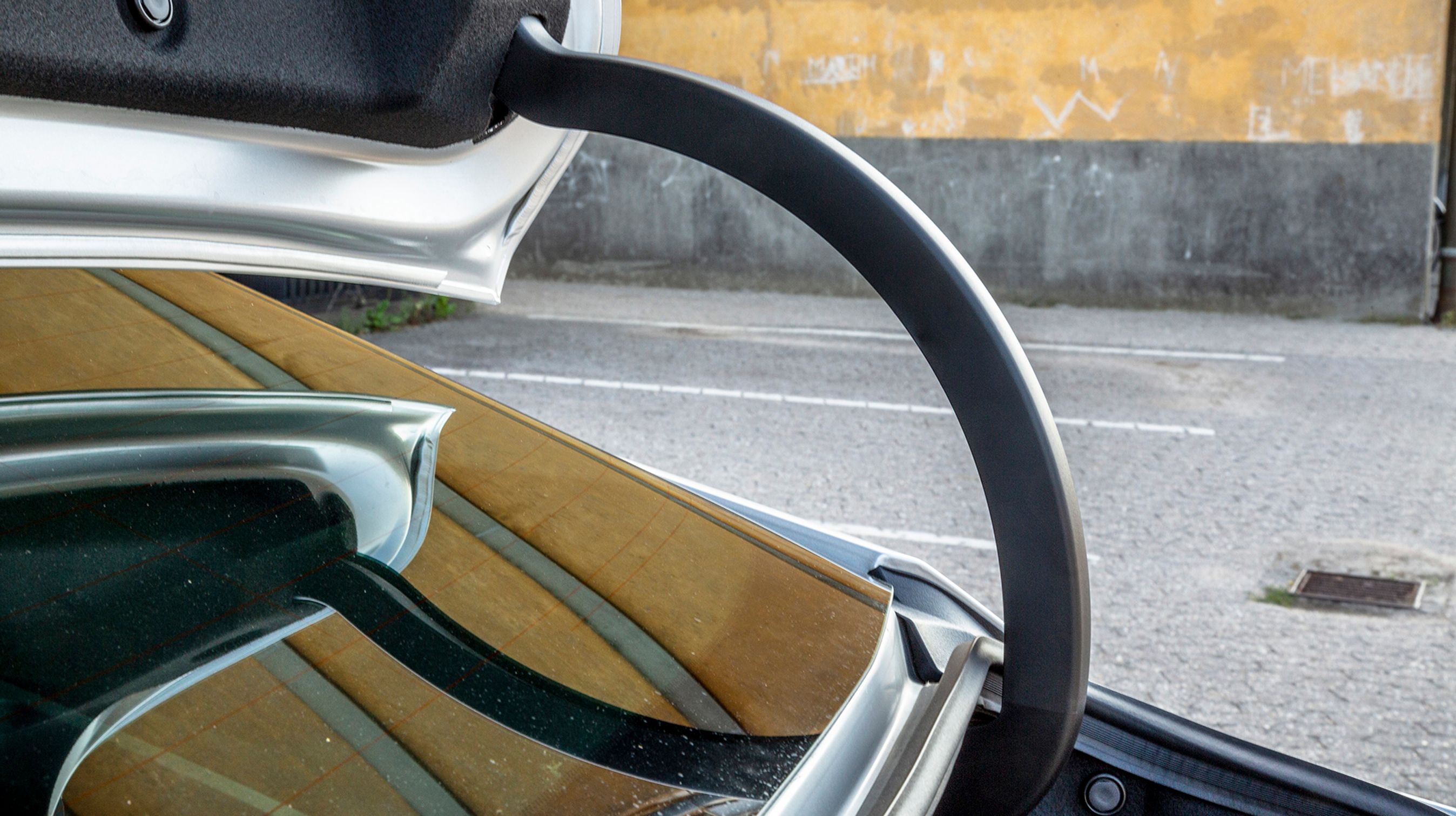 Bagagerumsklappens gangjern er nogle gevaldige kuffertknusere.