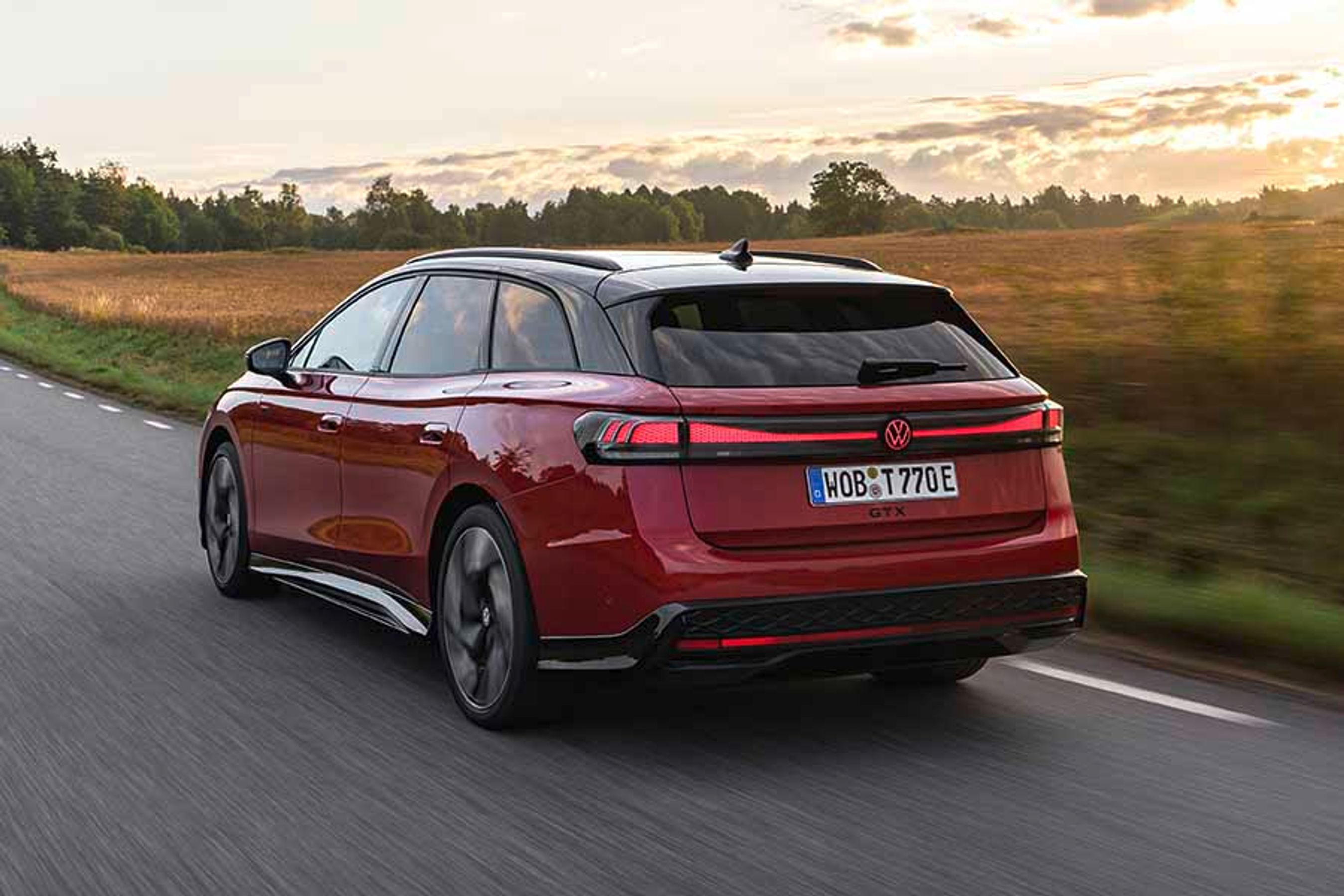 Populært sagt er ID.7 Tourer en elektrisk Passat stationcar, men formerne er mere dynamiske, og bagenden er her mere moderne med rødt lys i VW-logoet.