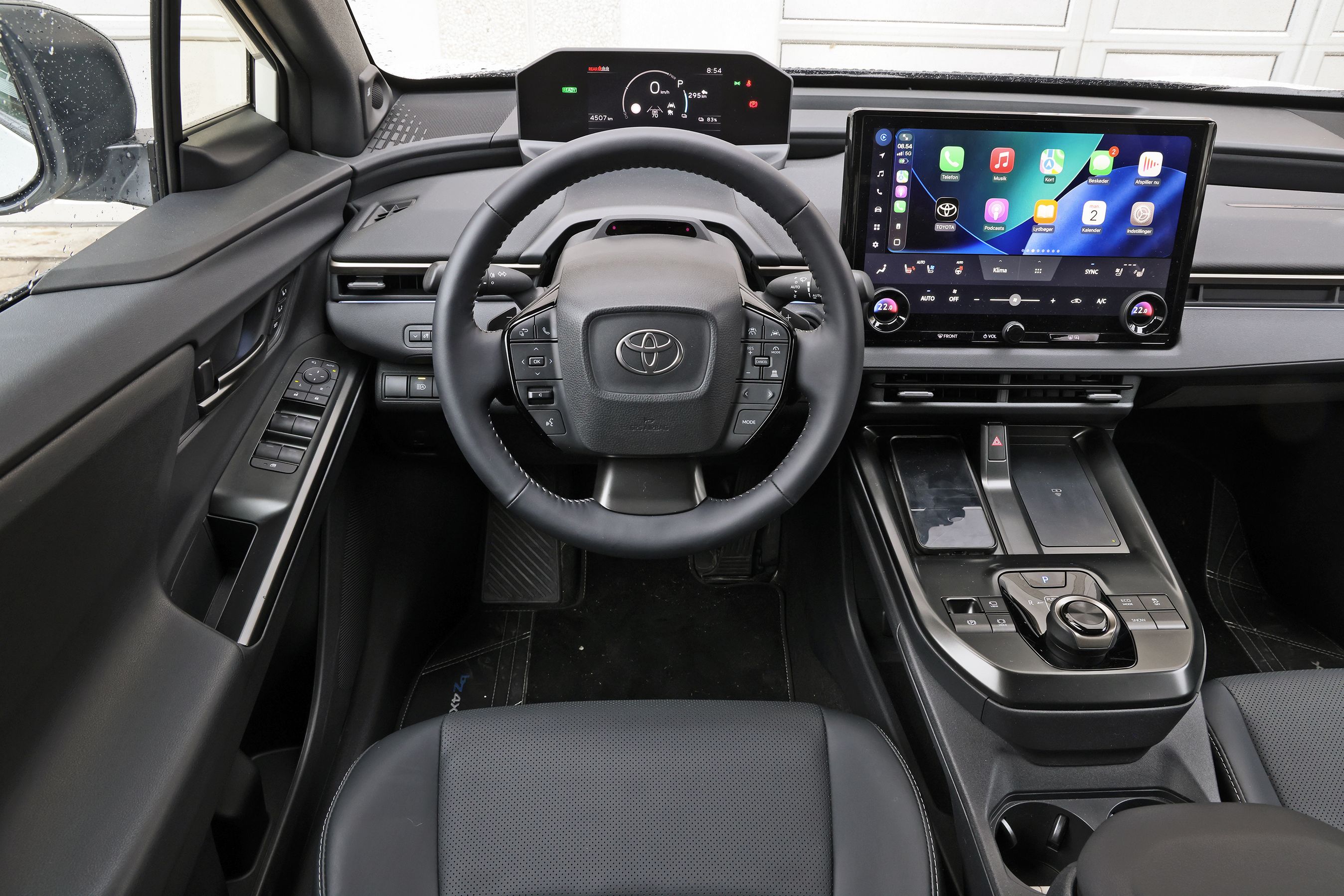 Førerpladsen i en Toyota bZ4X