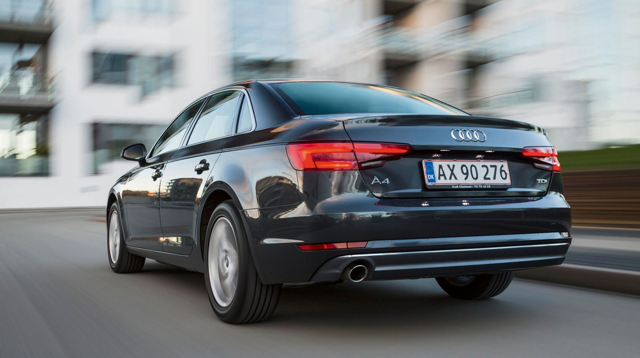 Audi A4 er den nyeste bil i premiumklassen, og det kan mærkes. Bilen er flot bygget, kører fremragende og byder i det hele taget på mange gode oplevelser. Og så ser den – ifølge Motors testhold – godt ud.