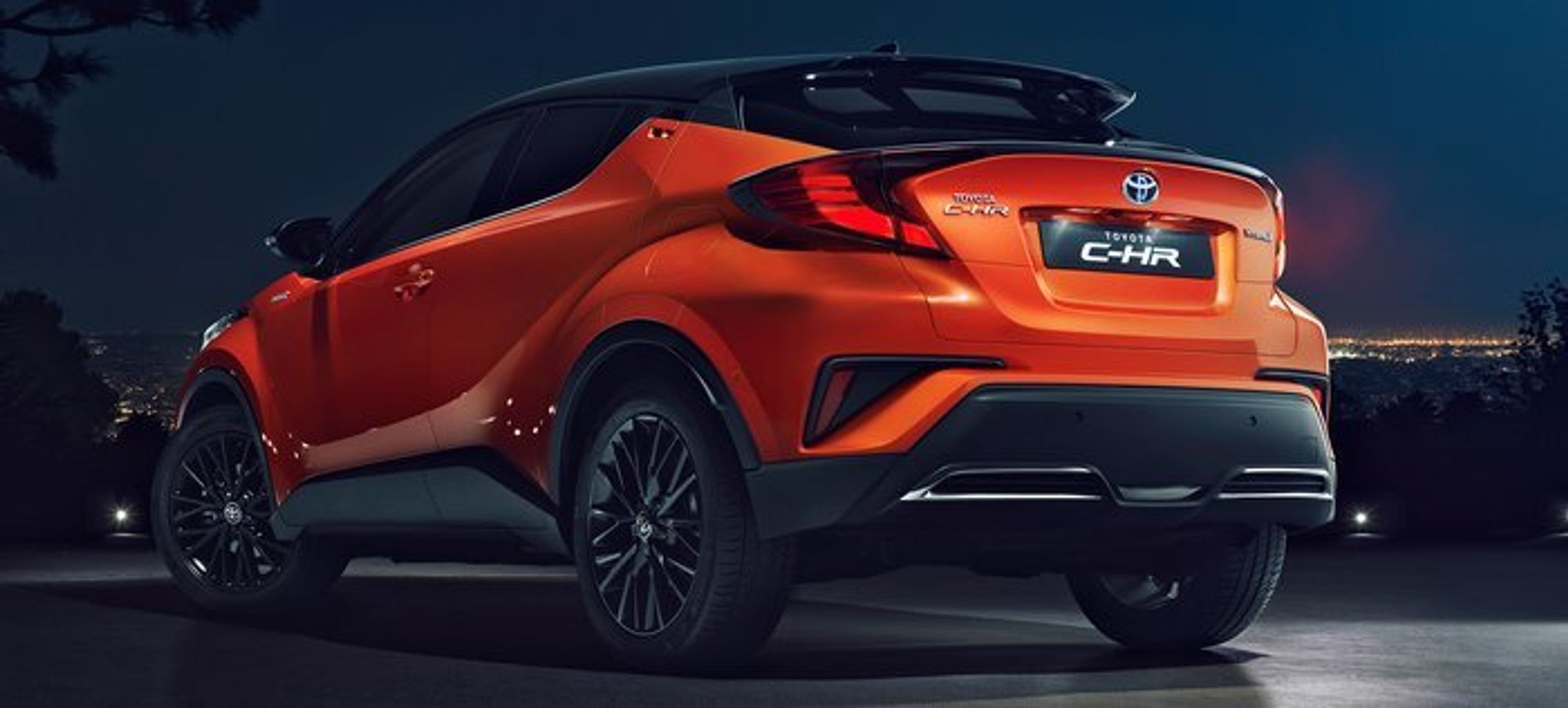 C-HR har fået en blank, sort bagspoiler til visuelt at forbinde baglygterne.