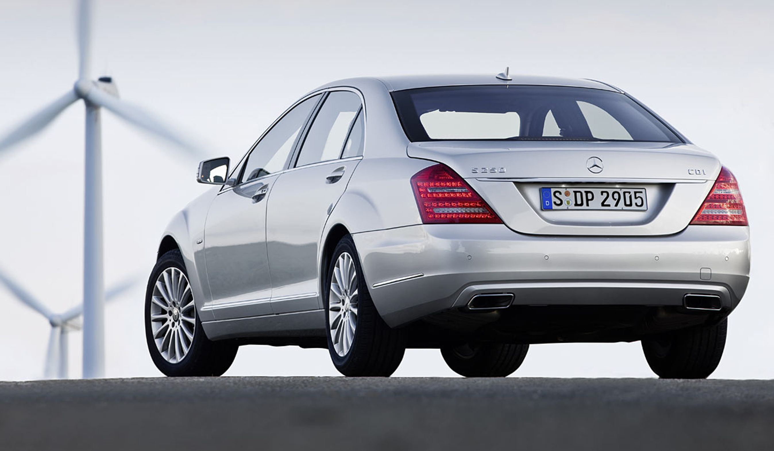 Mercedes-Benz S250 CDI. Det er uklart, hvorfor der er vindmøller med på pr-billedet.