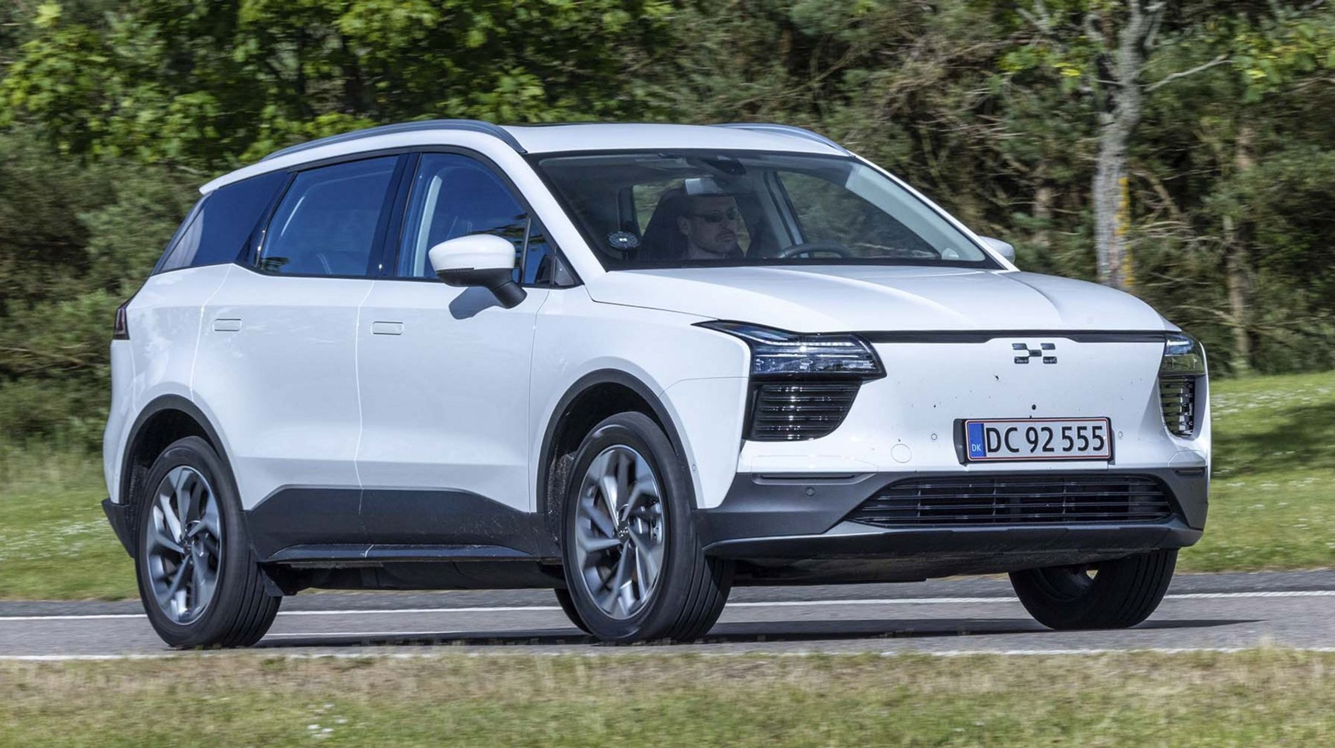 Mand prøvekører hvid Aiways U5 på landevej.