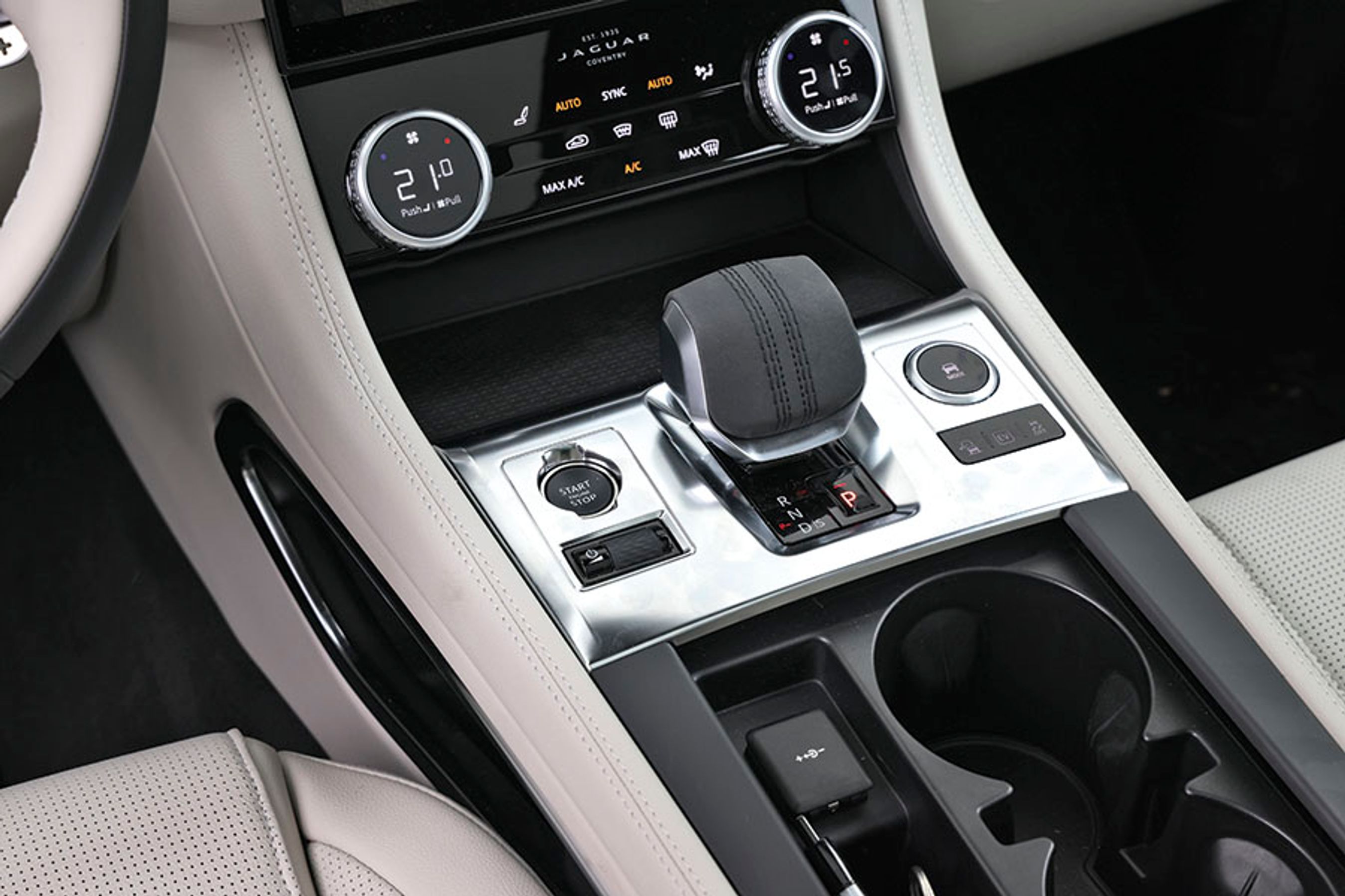 Gearvælgeren er en lille vippekontakt mellem sæderne, selv i blinde er den nem at finde og betjene. Til venstre for gearvælgeren finder du bl.a. volumenknappen til medieanlægget. Det er smart med en knap som er let at finde og som også kan betjenes af passageren.