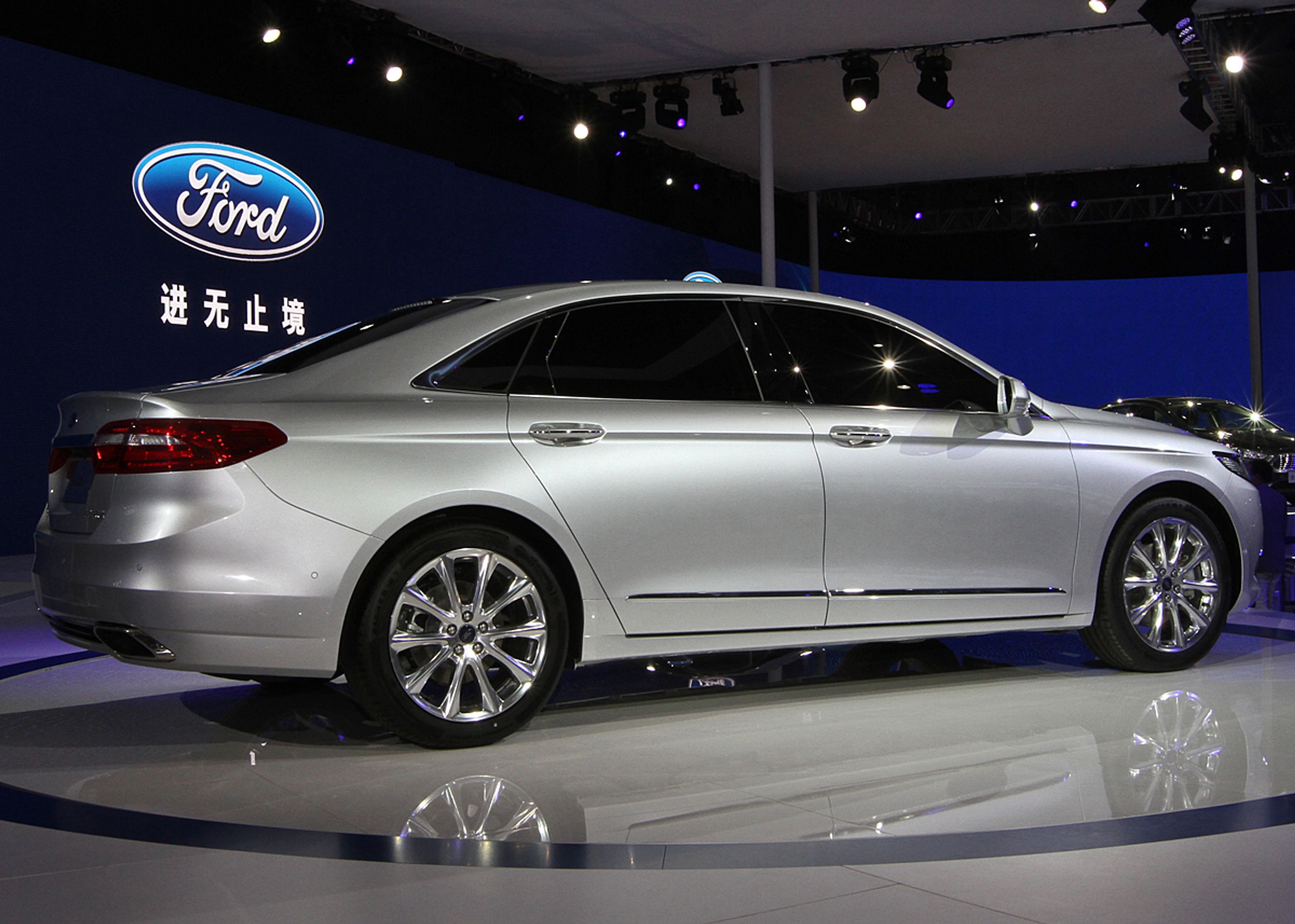 Ford Taurus er fem meter lang og er bygget på en forlænget Mondeo-platform. Fotos: Torben Arent