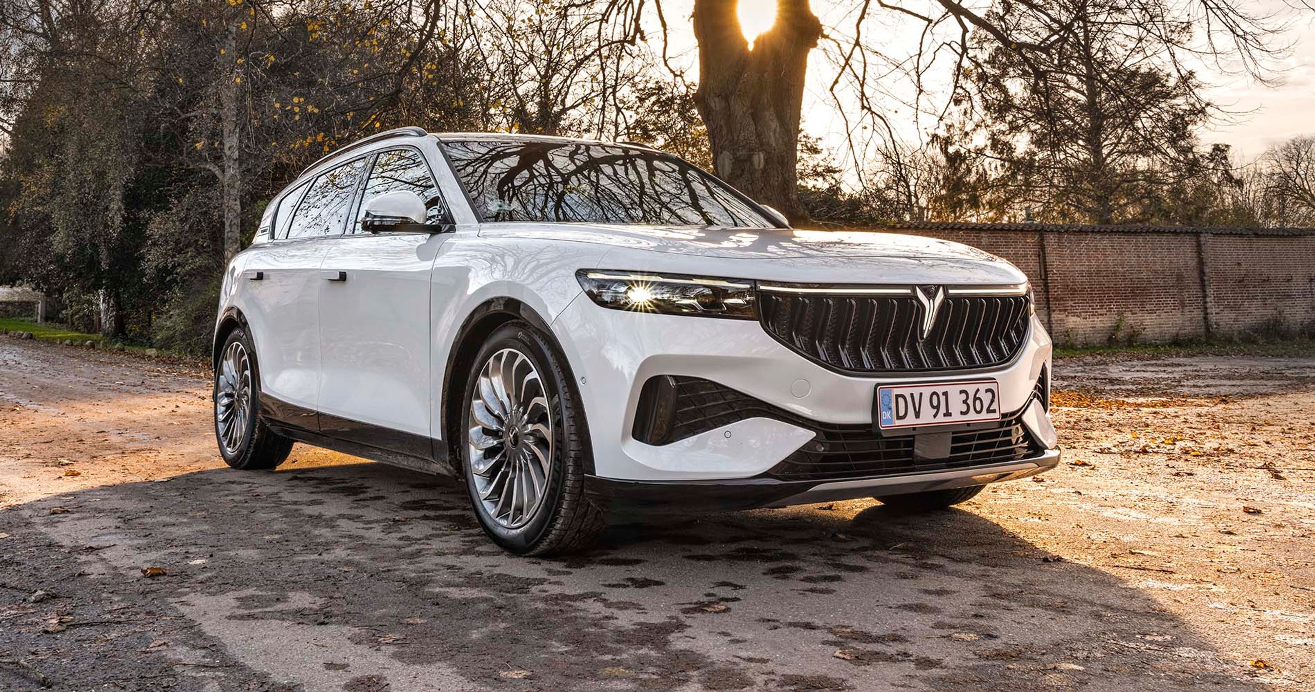 Elbilen Voyah Free set forfra, mens den holder på en gårdsplads