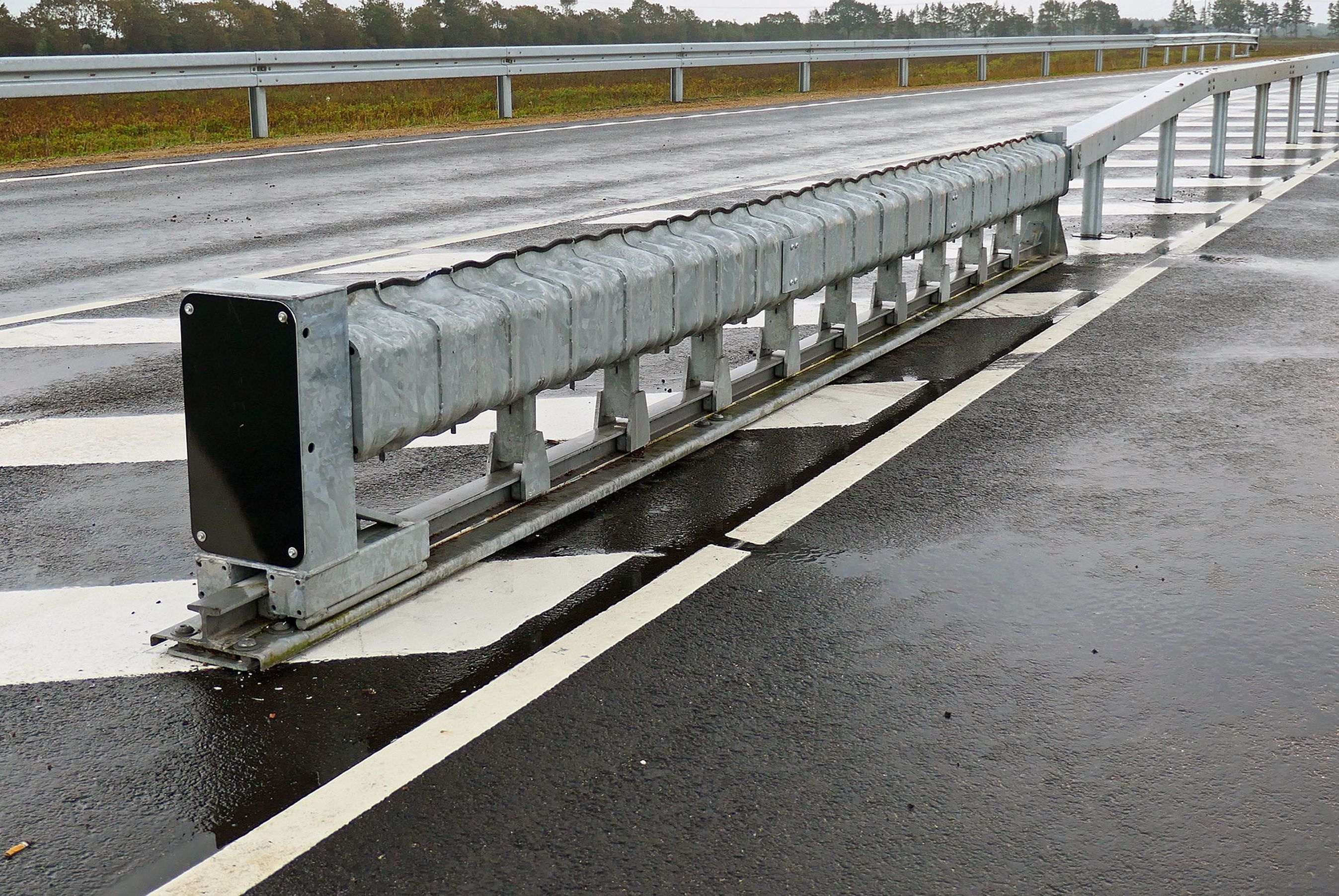 For enden af autoværnene er der flere steder opsat sådan et ’crashcushion’. Skulle en bil ramme forbi vognbanen lige der, vil ende-barrieren folde sammen som en harmonika, og derved bliver kollisionen mindre alvorlig.