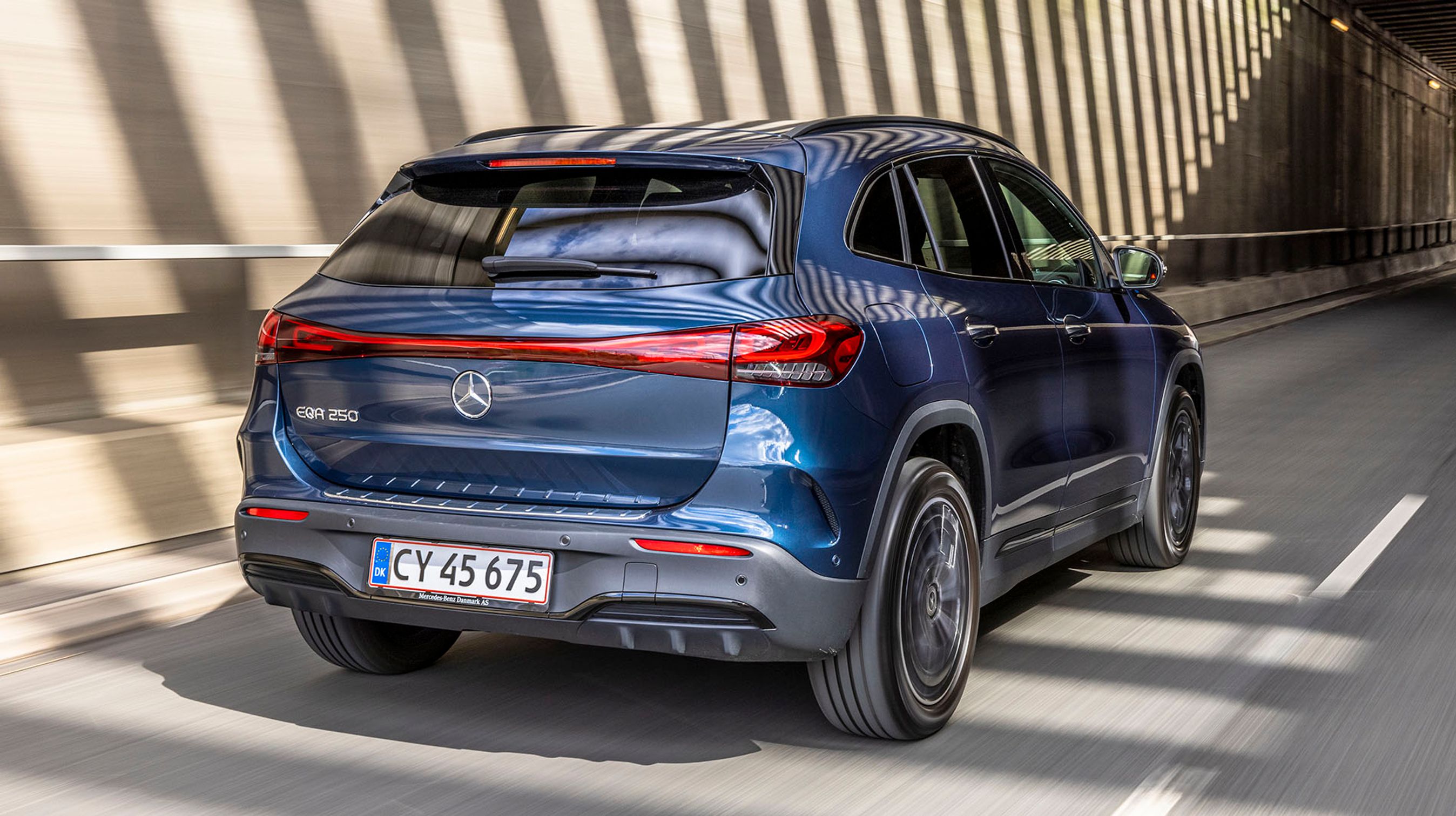 Den store stjerne pryder bagklappen og tjener samtidig som åbningsgreb. Batterierne er placeret under gulvet i kabinen.