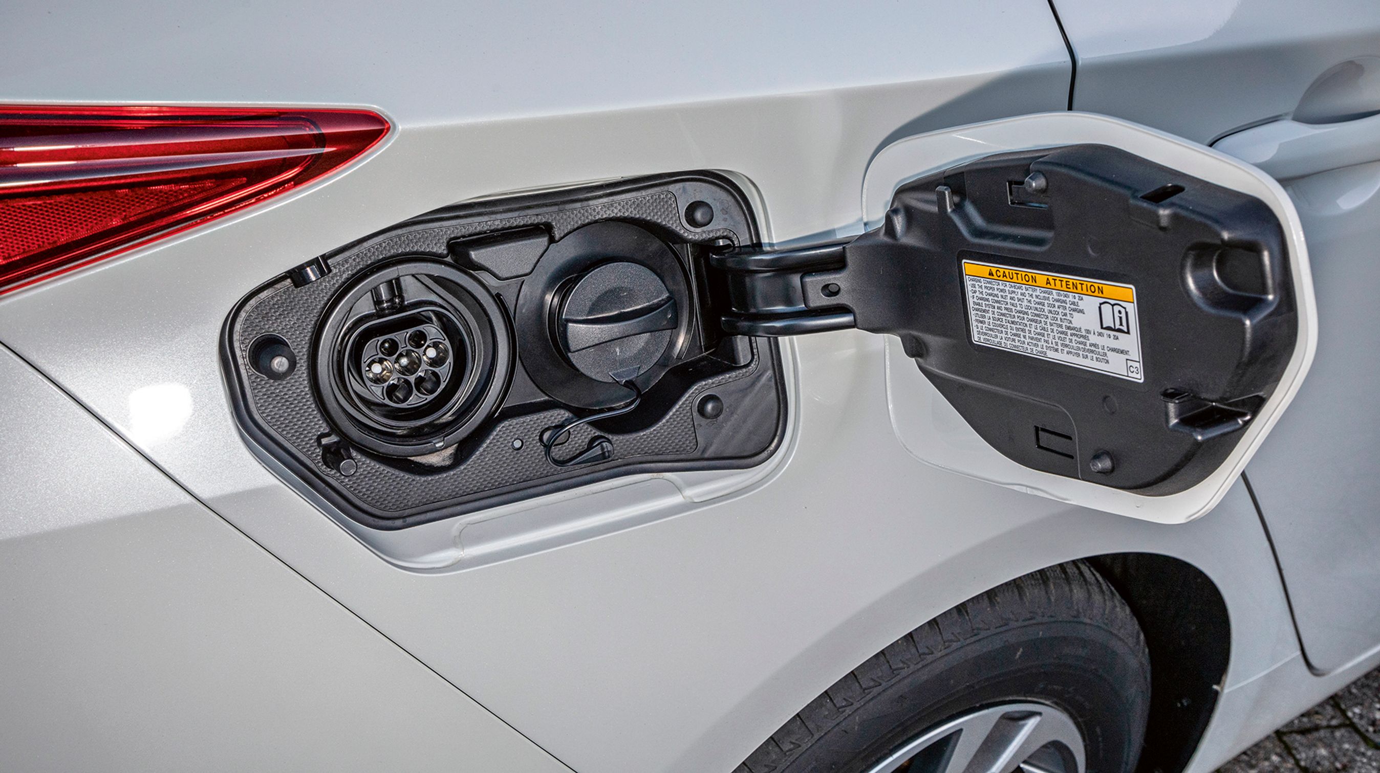 Ladedækslet er placeret ved højre baglygte og rummer et Type-2 stik. Man kan dog kun oplade med strøm fra en enkelt fase, og det skubber ladetiden i vejret.